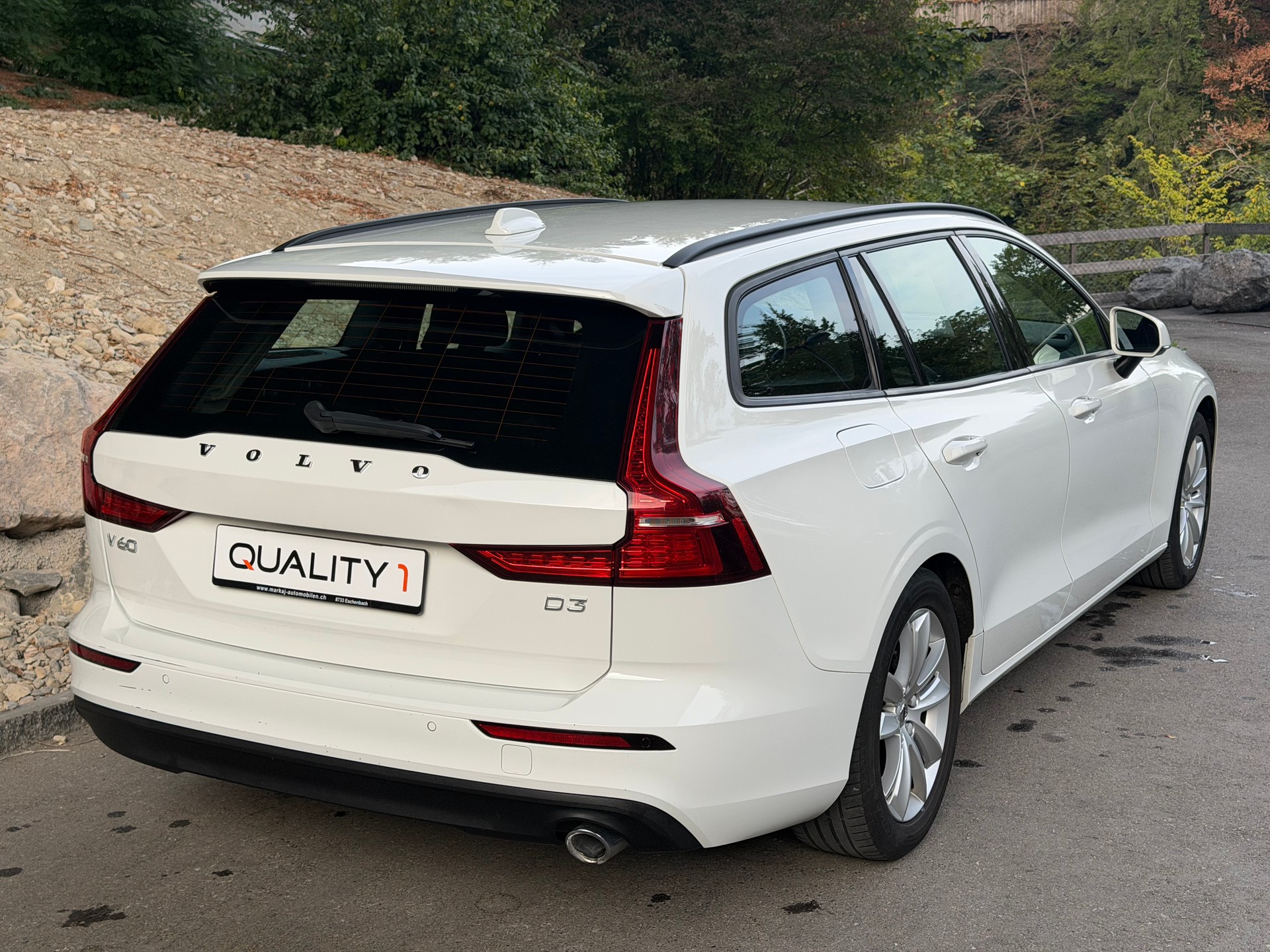 VOLVO V60 D3 Momentum Geartronic-image-3