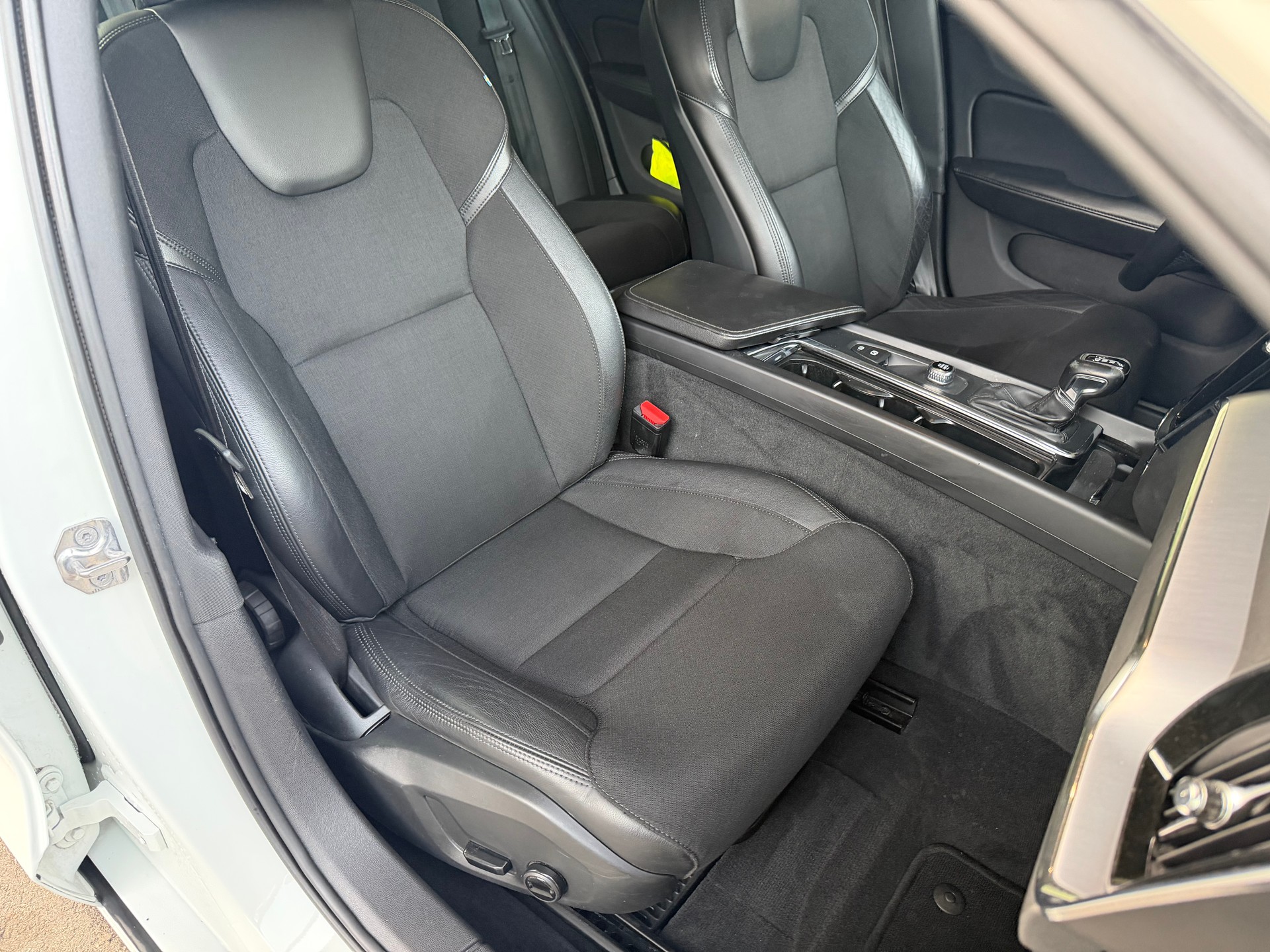 VOLVO V60 D3 Momentum Geartronic-image-9