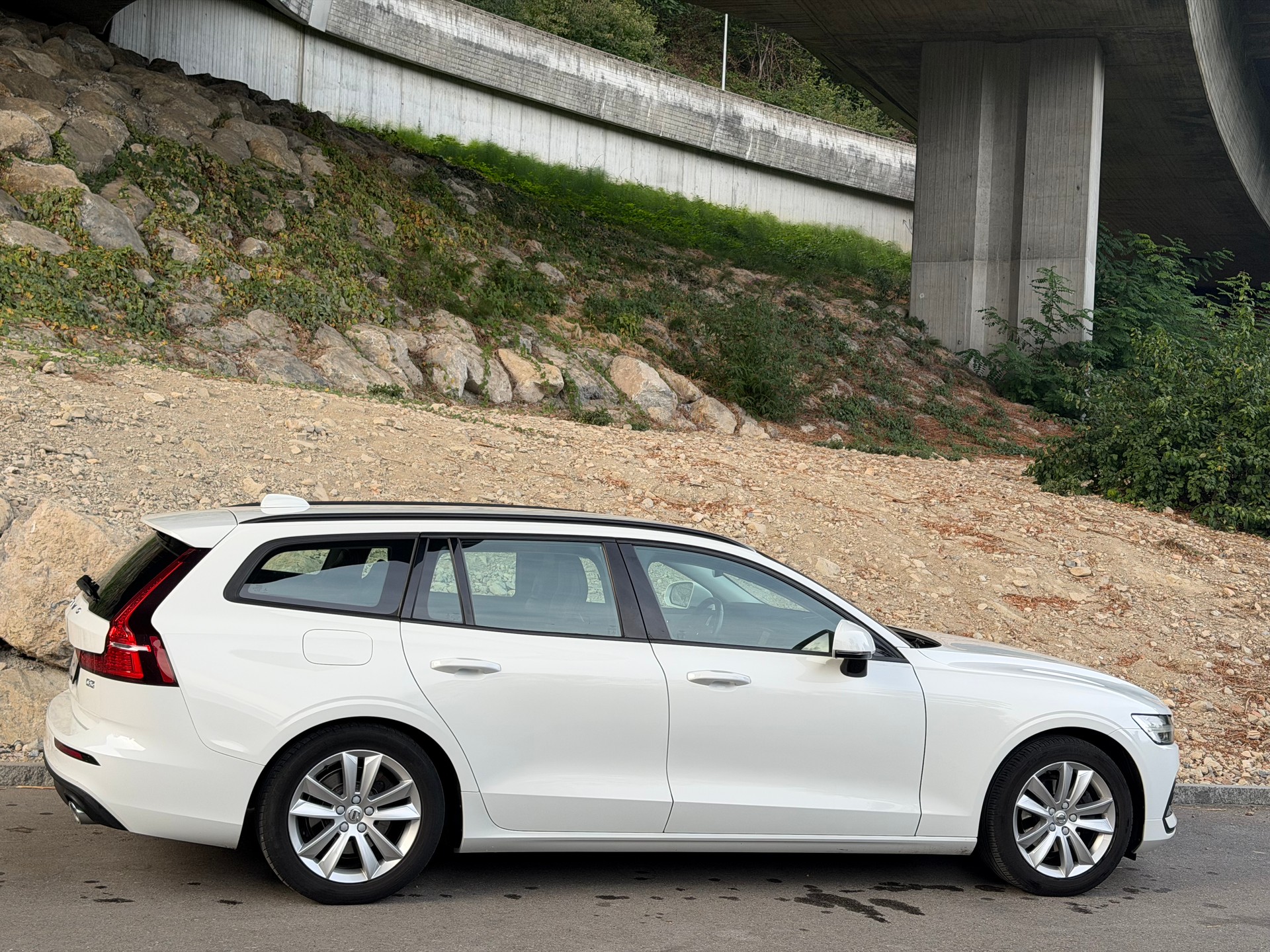 VOLVO V60 D3 Momentum Geartronic-image-5