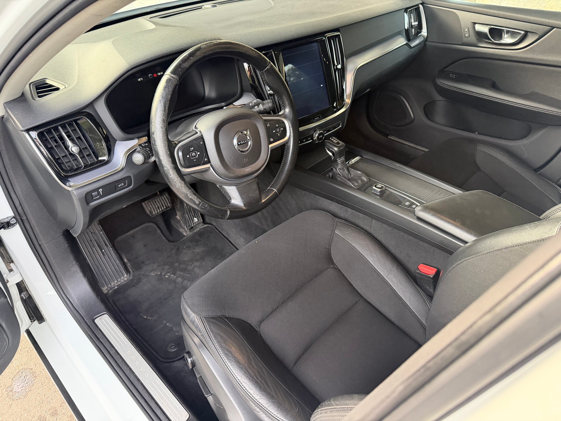 VOLVO V60 D3 Momentum Geartronic-image-6