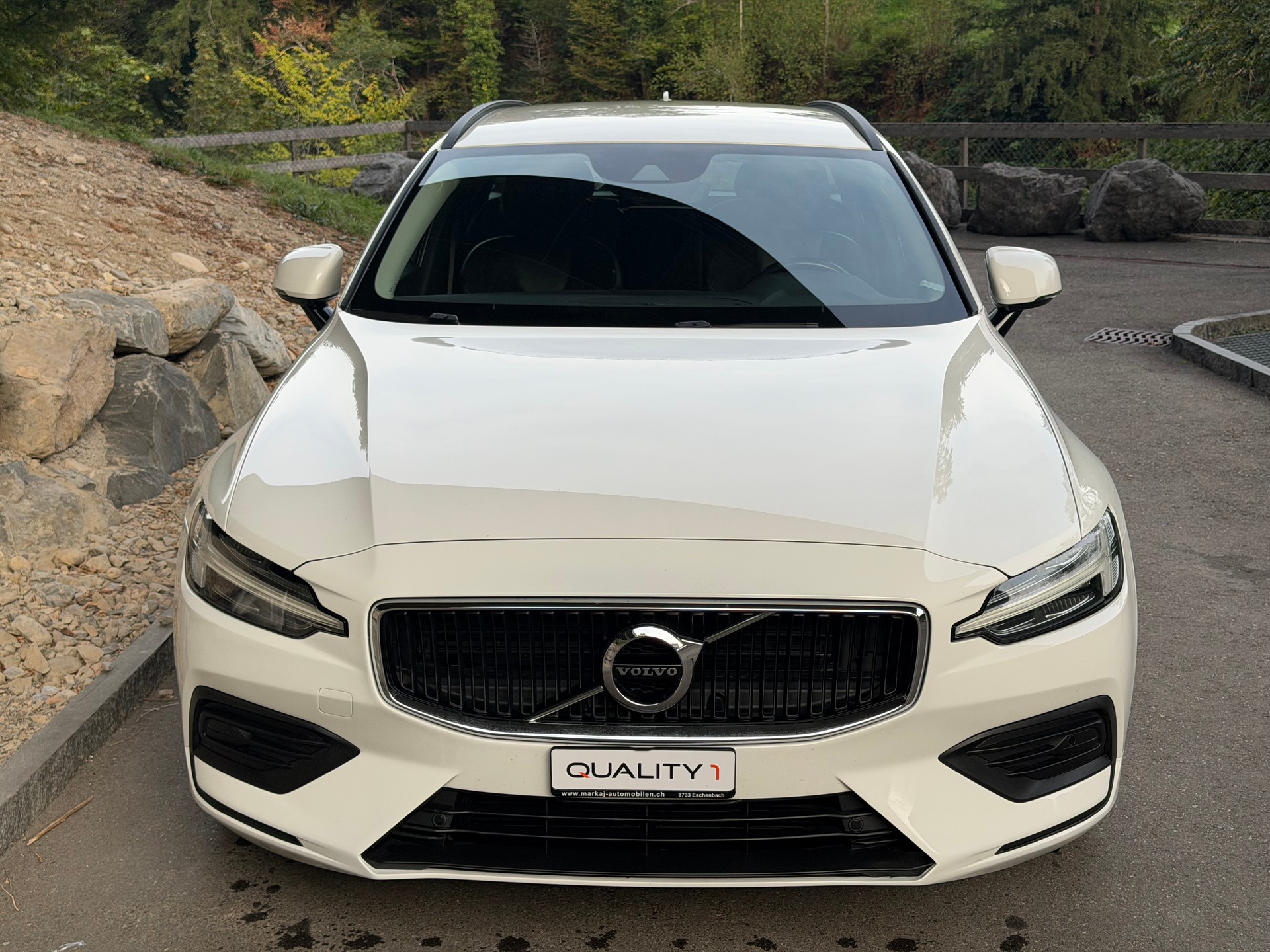VOLVO V60 D3 Momentum Geartronic-image-1