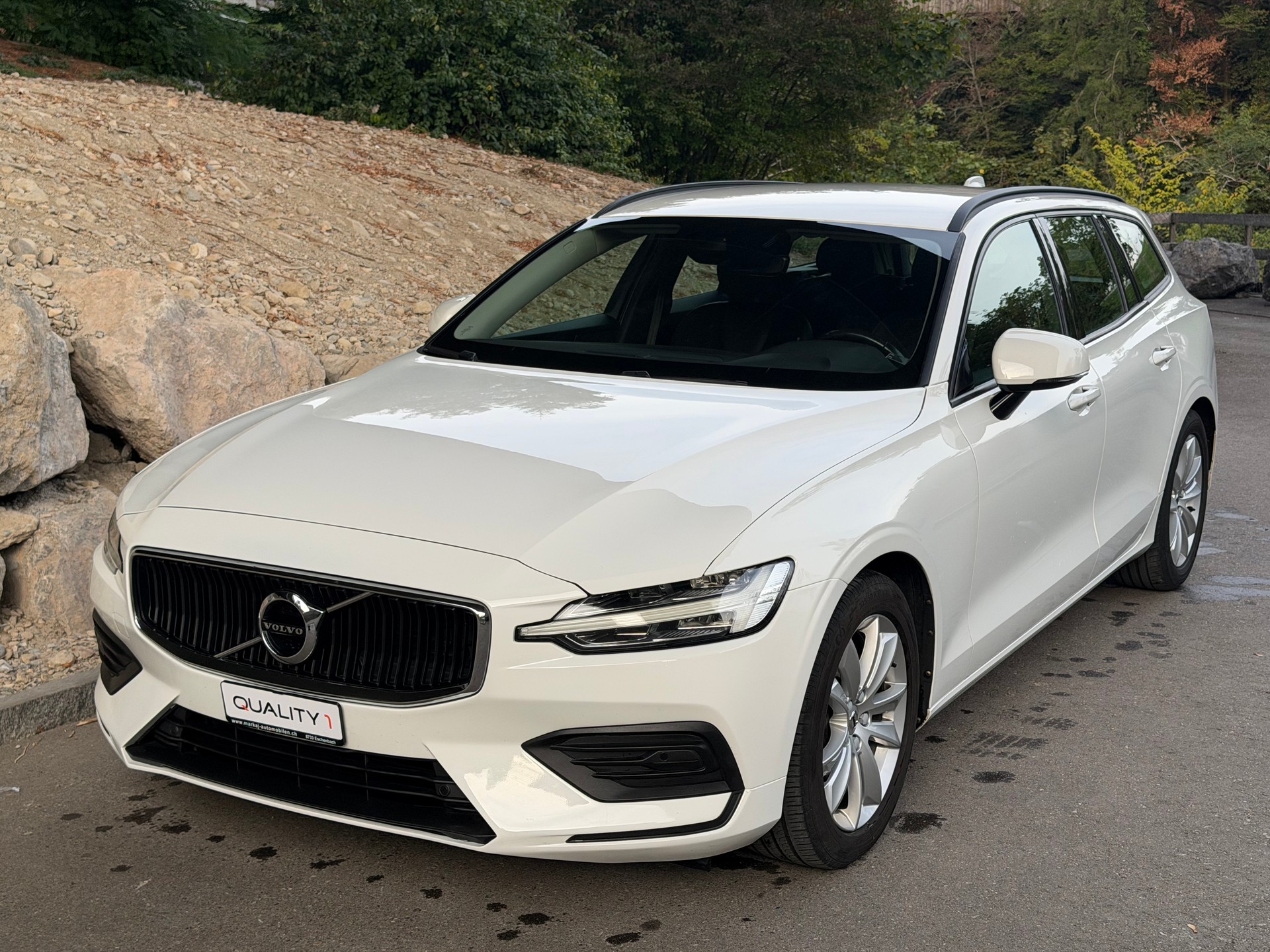 VOLVO V60 D3 Momentum Geartronic-image-0