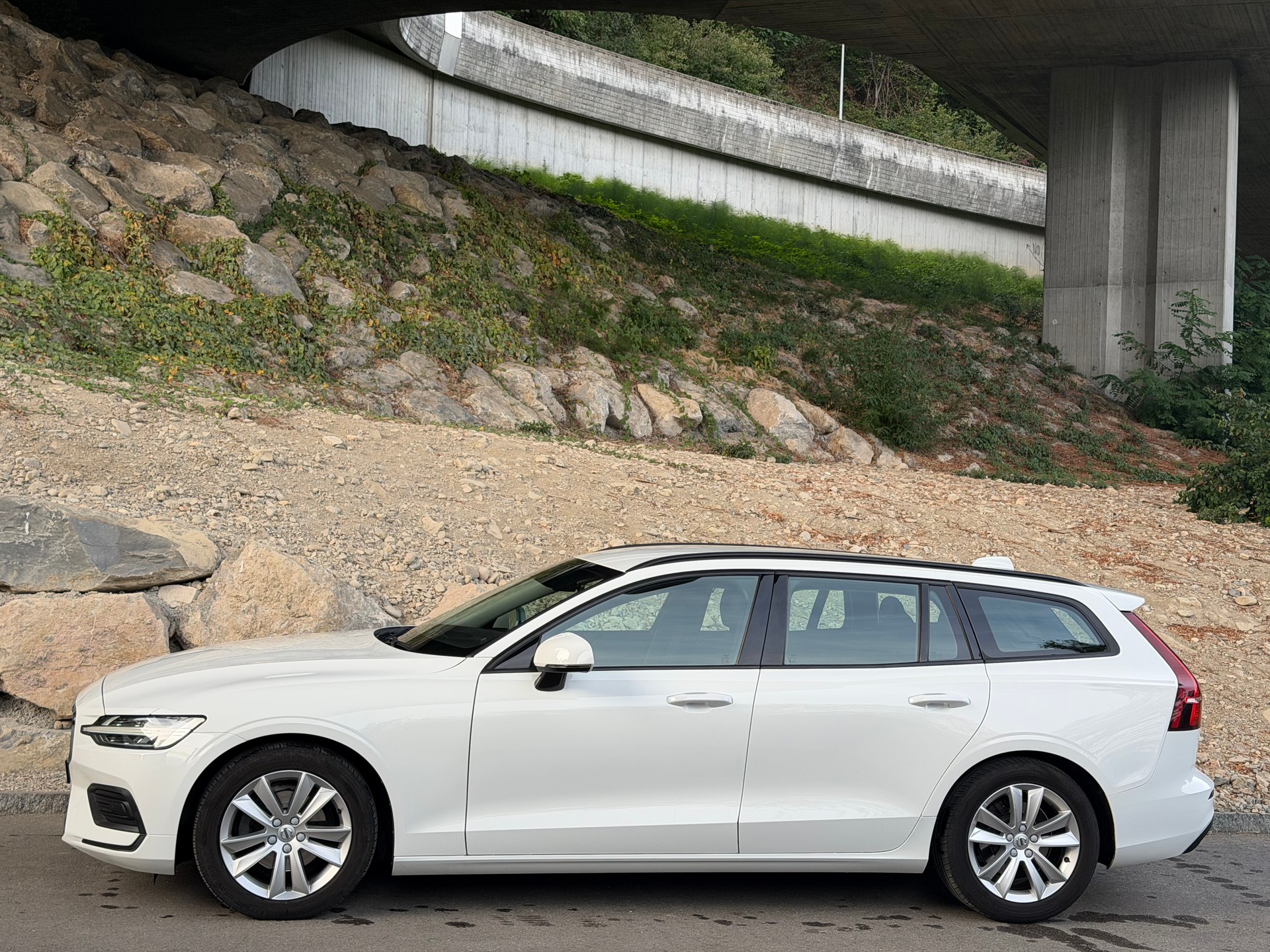 VOLVO V60 D3 Momentum Geartronic-image-2