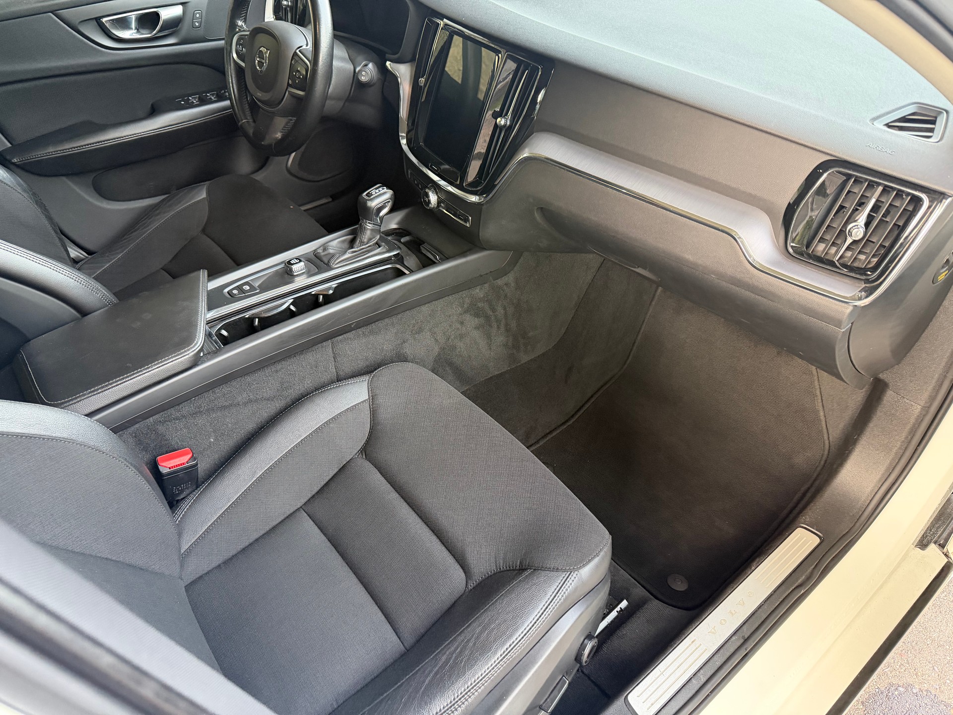 VOLVO V60 D3 Momentum Geartronic-image-8