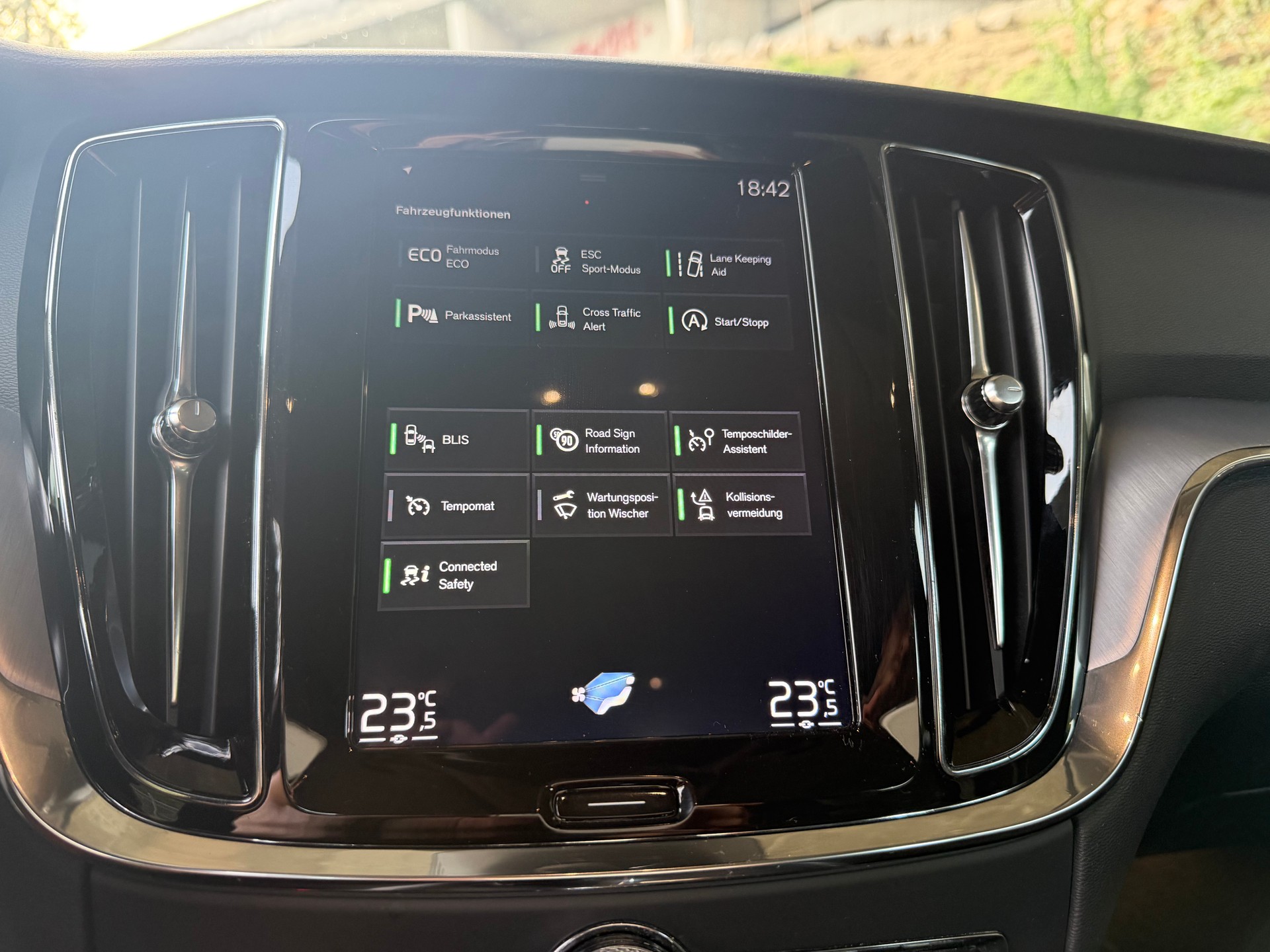 VOLVO V60 D3 Momentum Geartronic-image-11