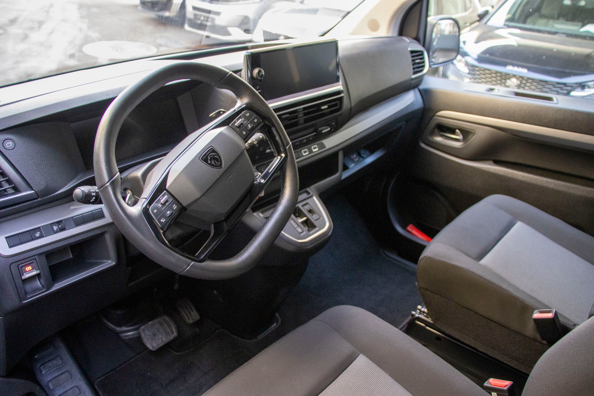 PEUGEOT Traveller 2.0 BlueHDi Business Standard EAT8-image-5