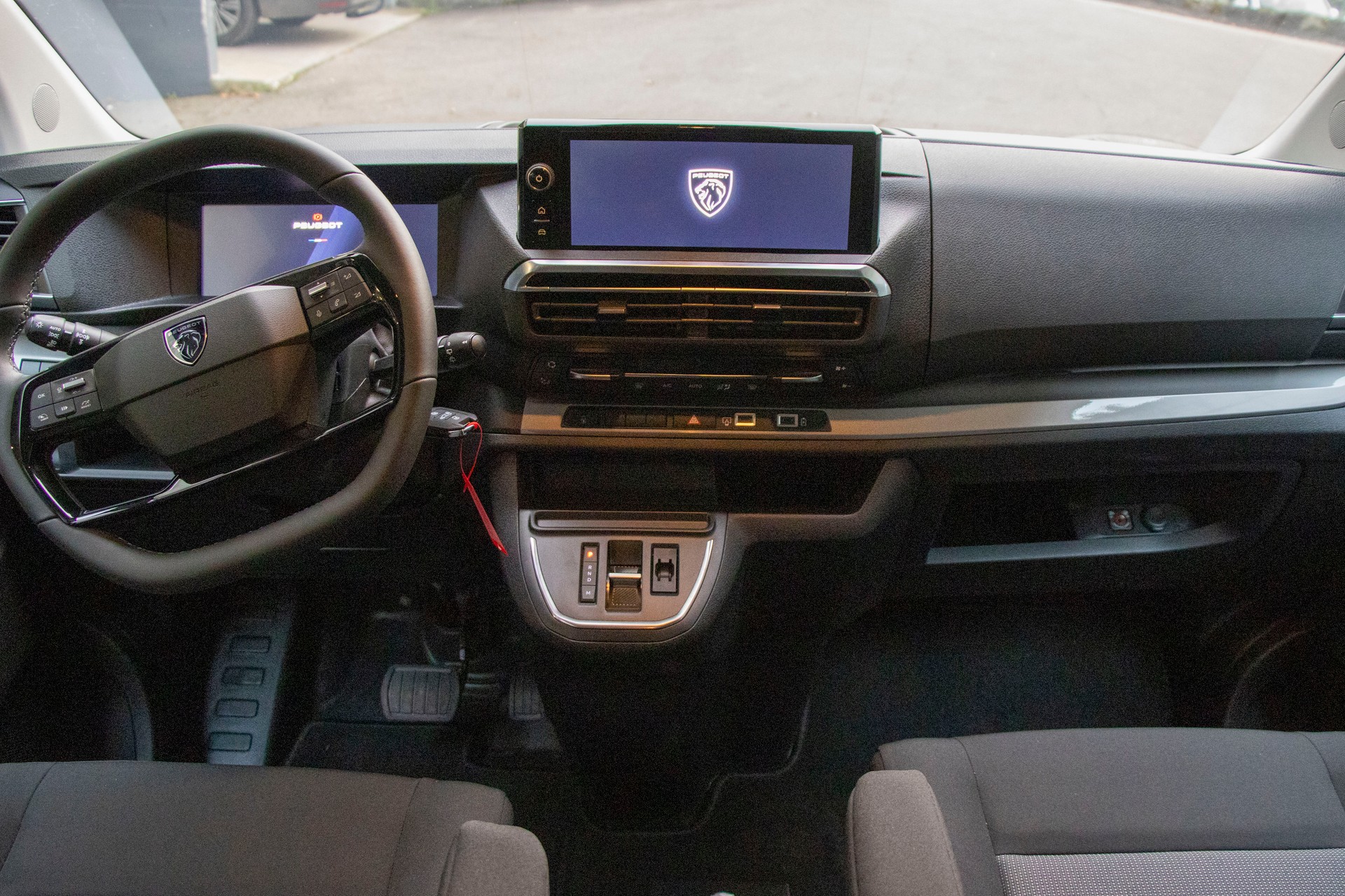 PEUGEOT Traveller 2.0 BlueHDi Business Standard EAT8-image-4