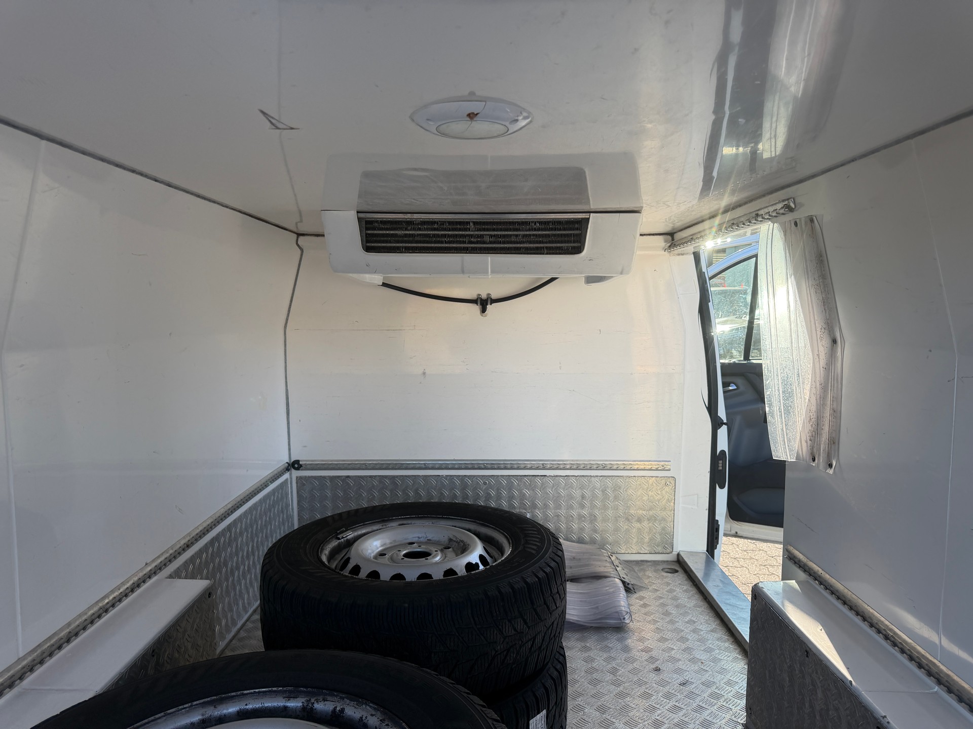 FORD Transit Custom Van 330 L2H1 Limited-image-12