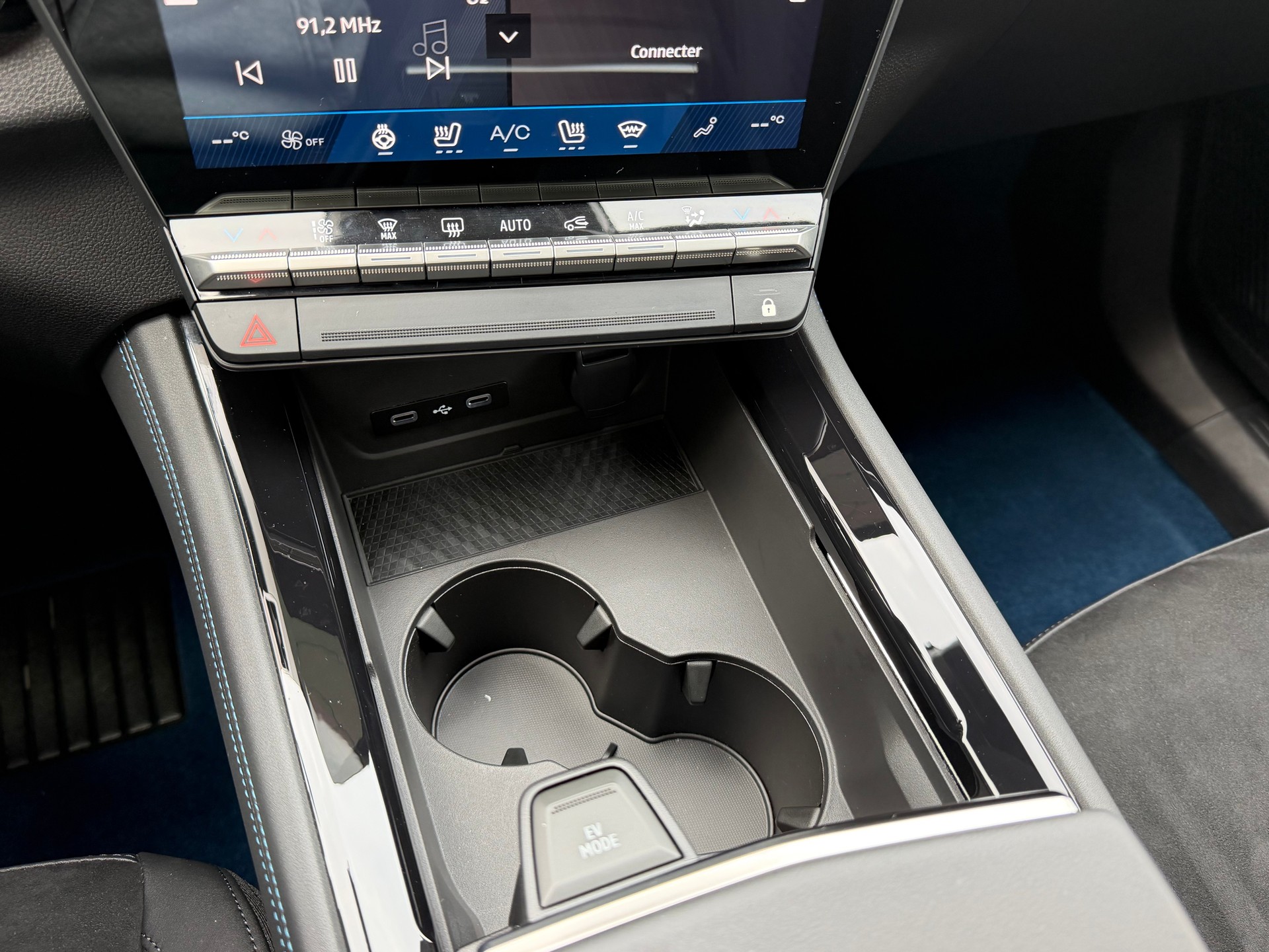 RENAULT Rafale 1.2 E-Tech Plug-in Hybrid 300 4x4 Atelier Alpine-image-11