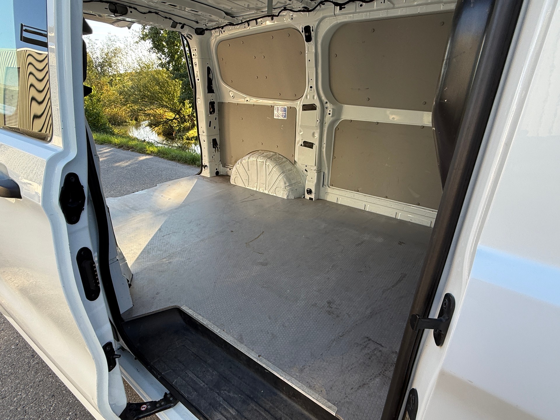 FORD Transit Custom Van 300 L1H1 Trend-image-12