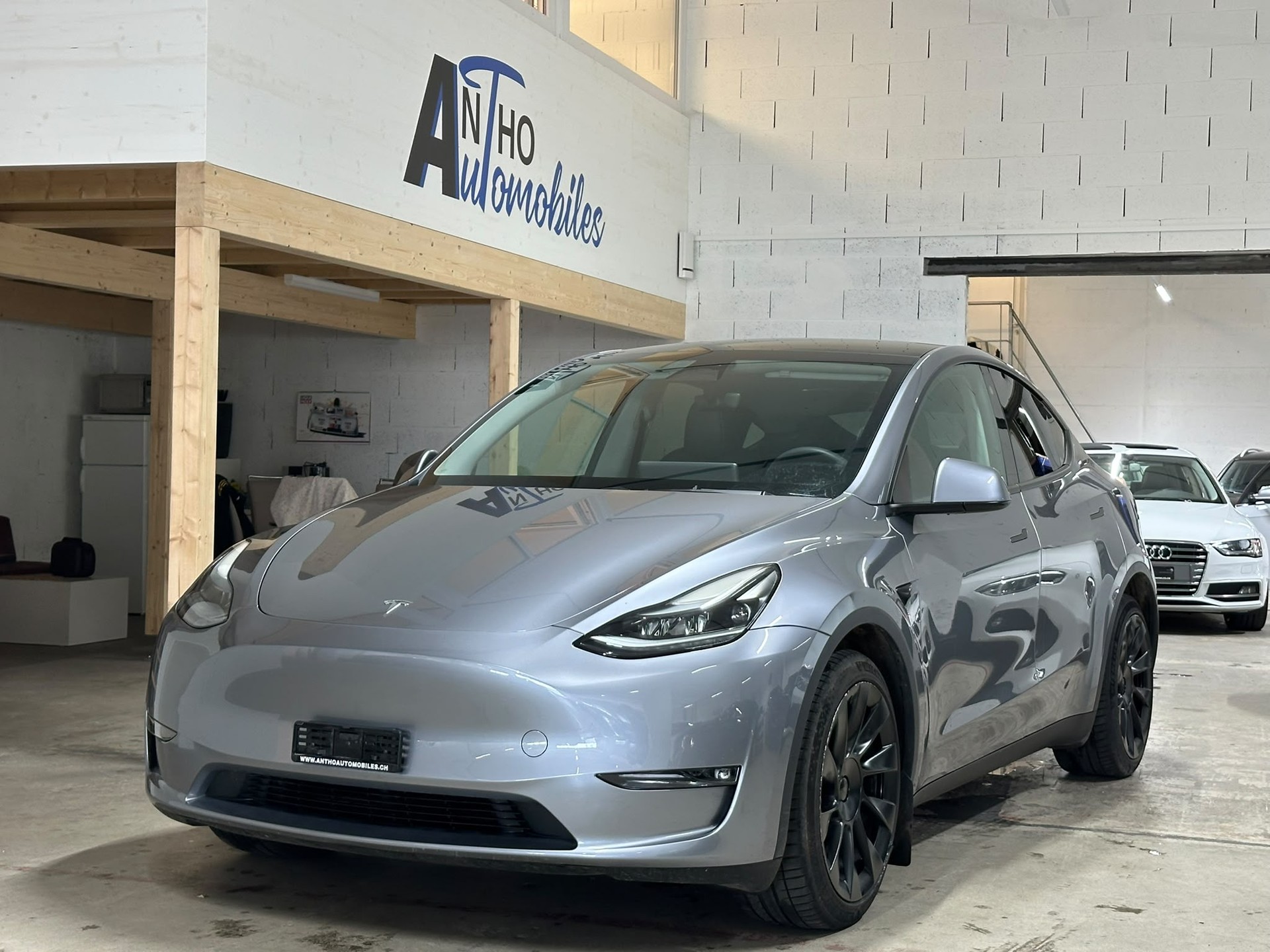 TESLA Model Y Long Range-image-0