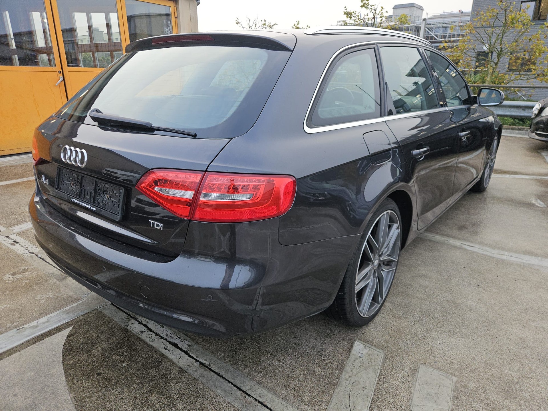 AUDI A4 Avant 2.0 TDI-image-3