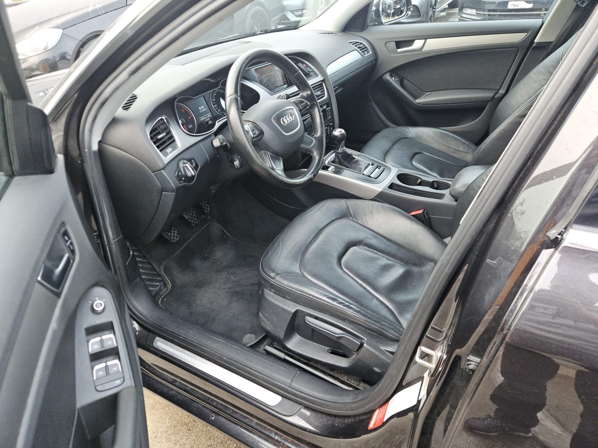 AUDI A4 Avant 2.0 TDI-image-11
