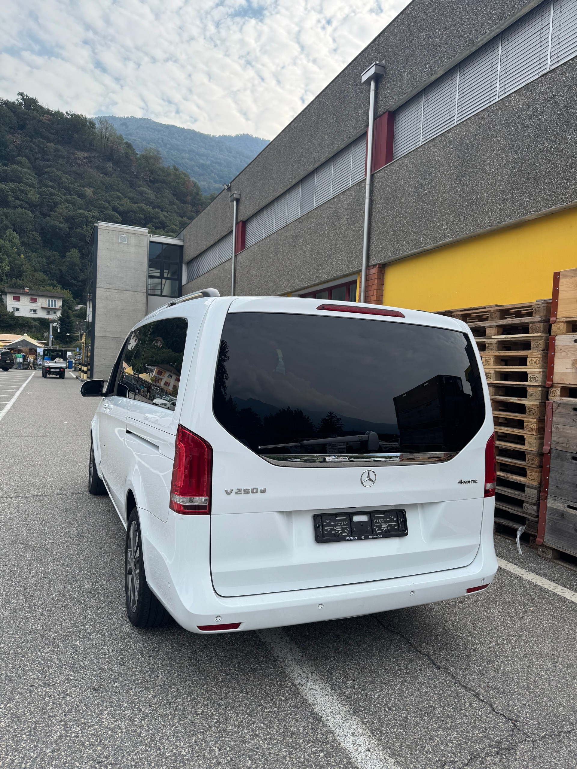 MERCEDES-BENZ V 250 d Exclusive lang 4Matic 7G-Tronic-image-2