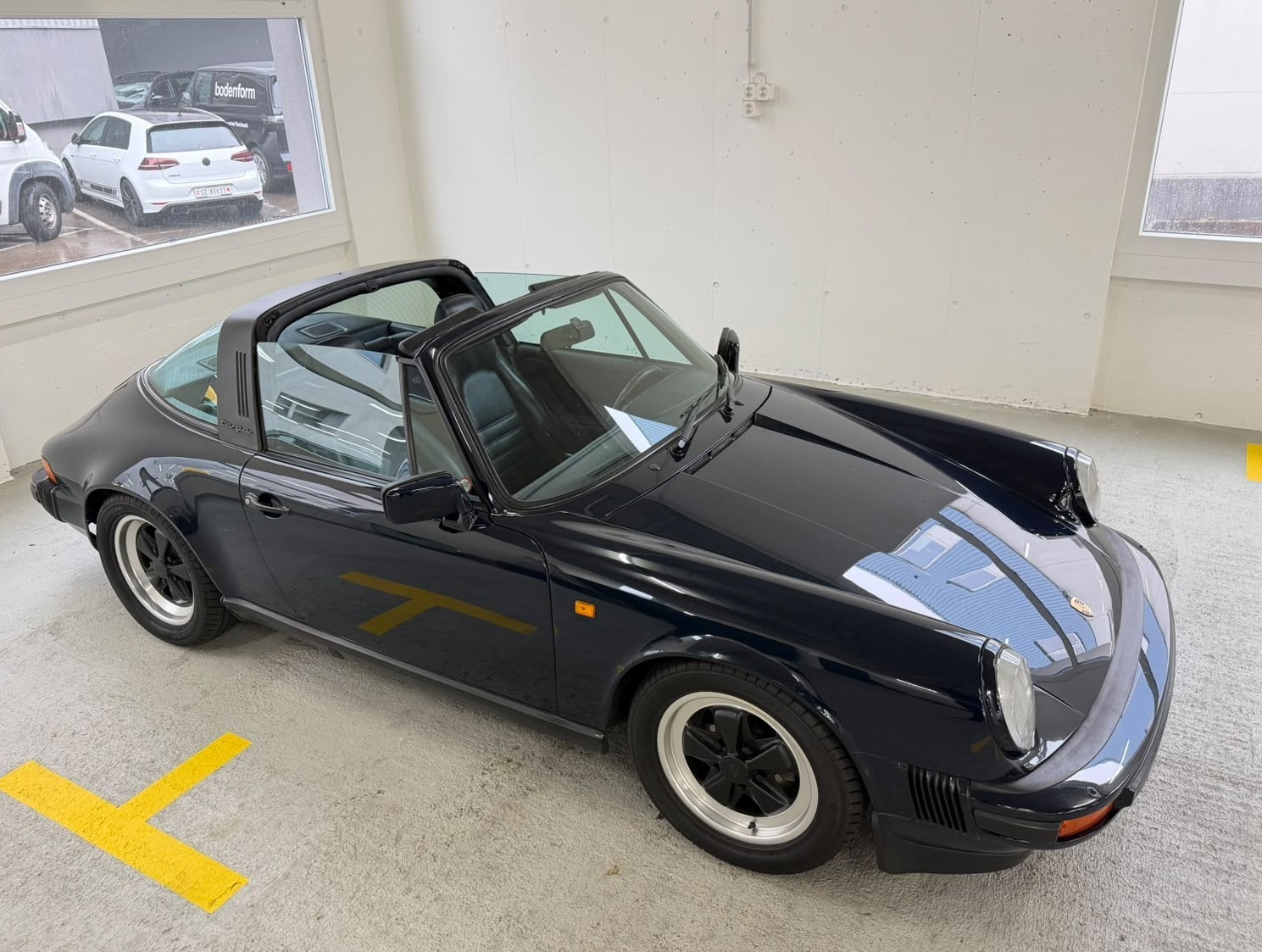 PORSCHE 911 Carrera Targa-image-10