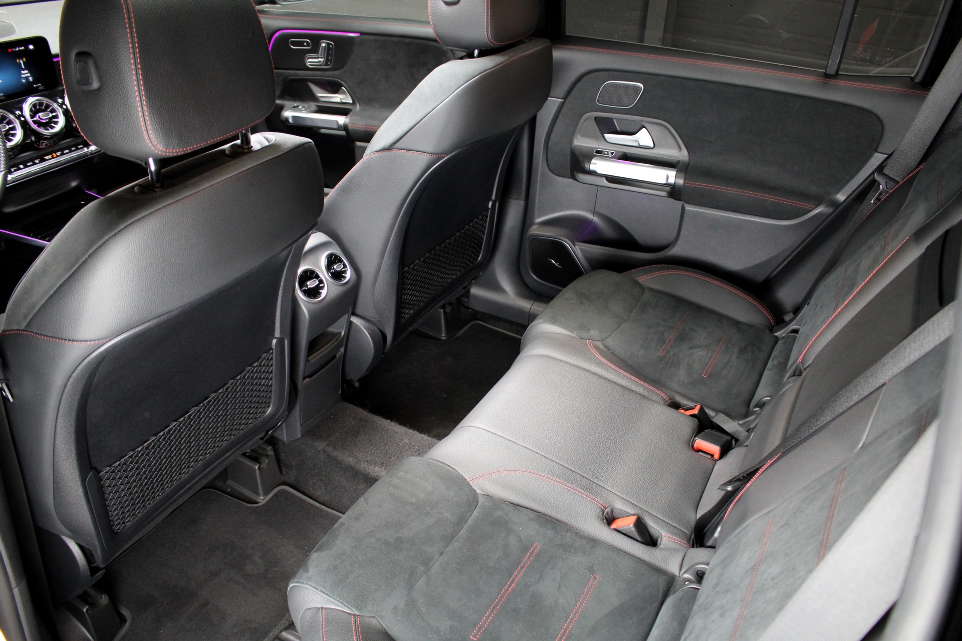 MERCEDES-BENZ GLB 250 4Matic AMG Line 8G-Tronic-image-10