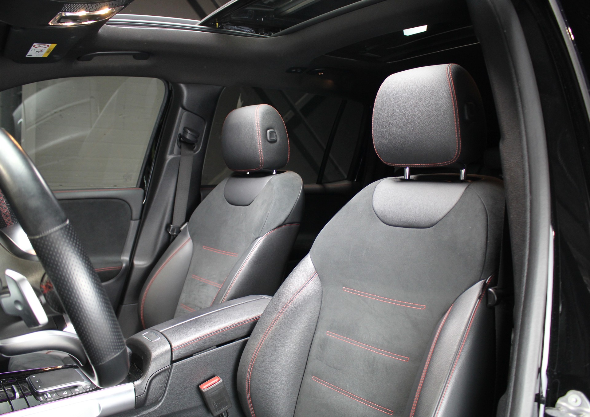 MERCEDES-BENZ GLB 250 4Matic AMG Line 8G-Tronic-image-3