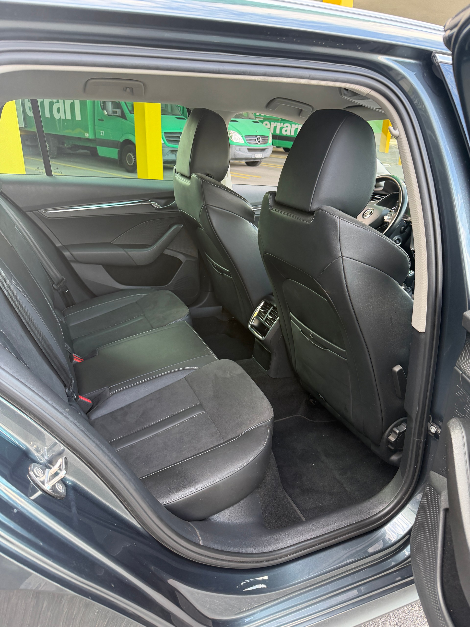 SKODA Octavia Combi 2.0 TDI Ambition-image-14