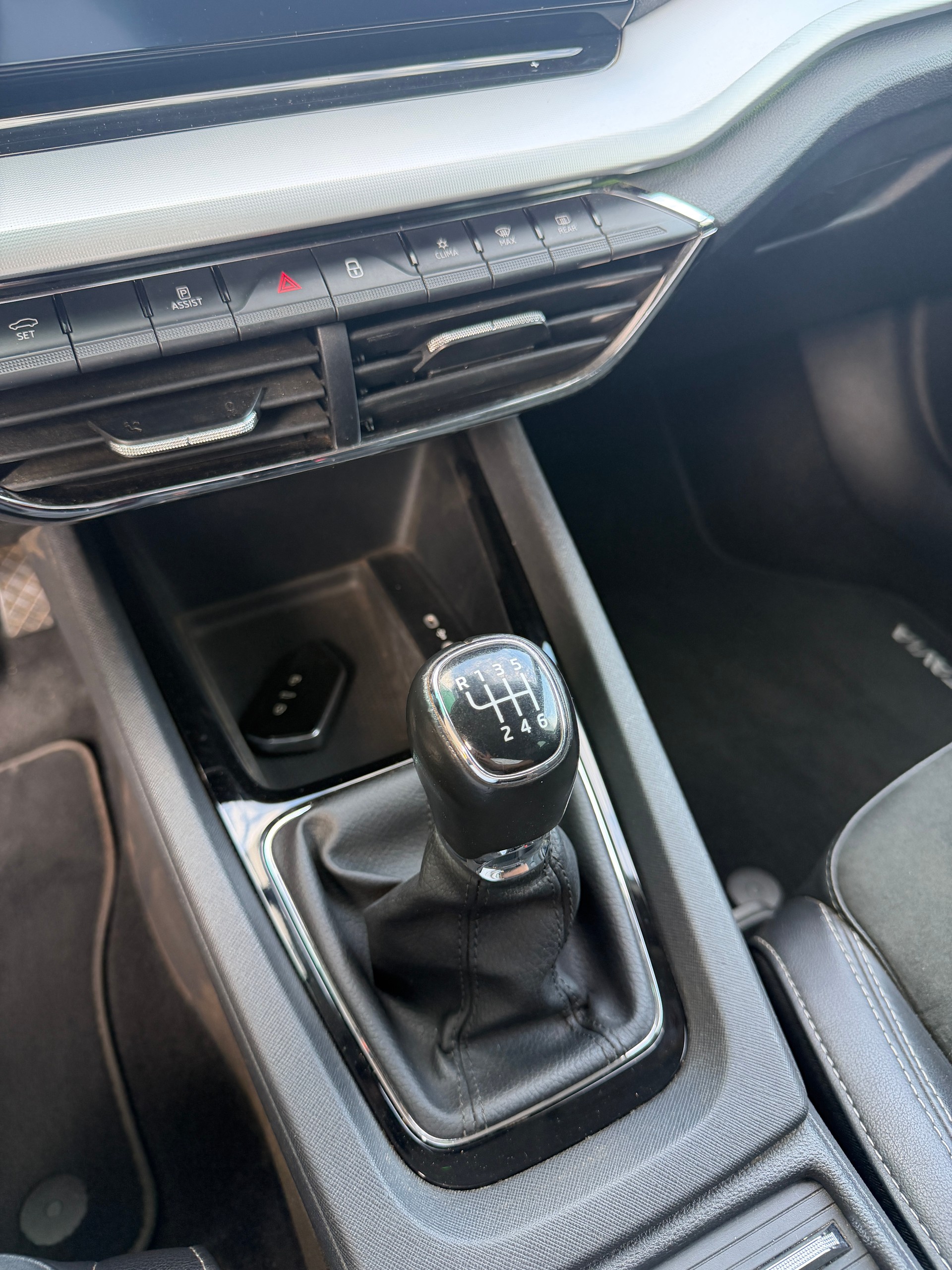 SKODA Octavia Combi 2.0 TDI Ambition-image-11