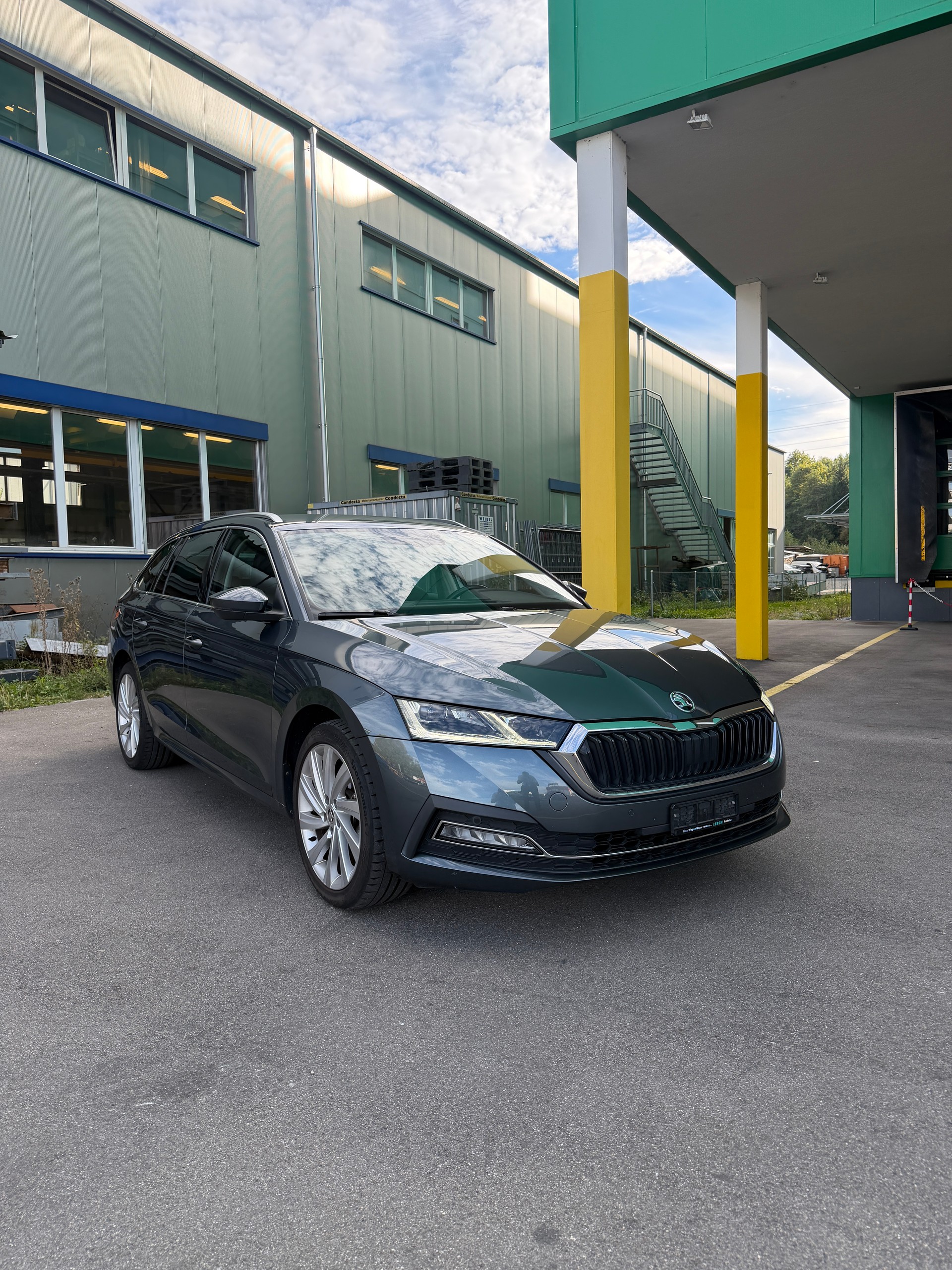 SKODA Octavia Combi 2.0 TDI Ambition-image-0