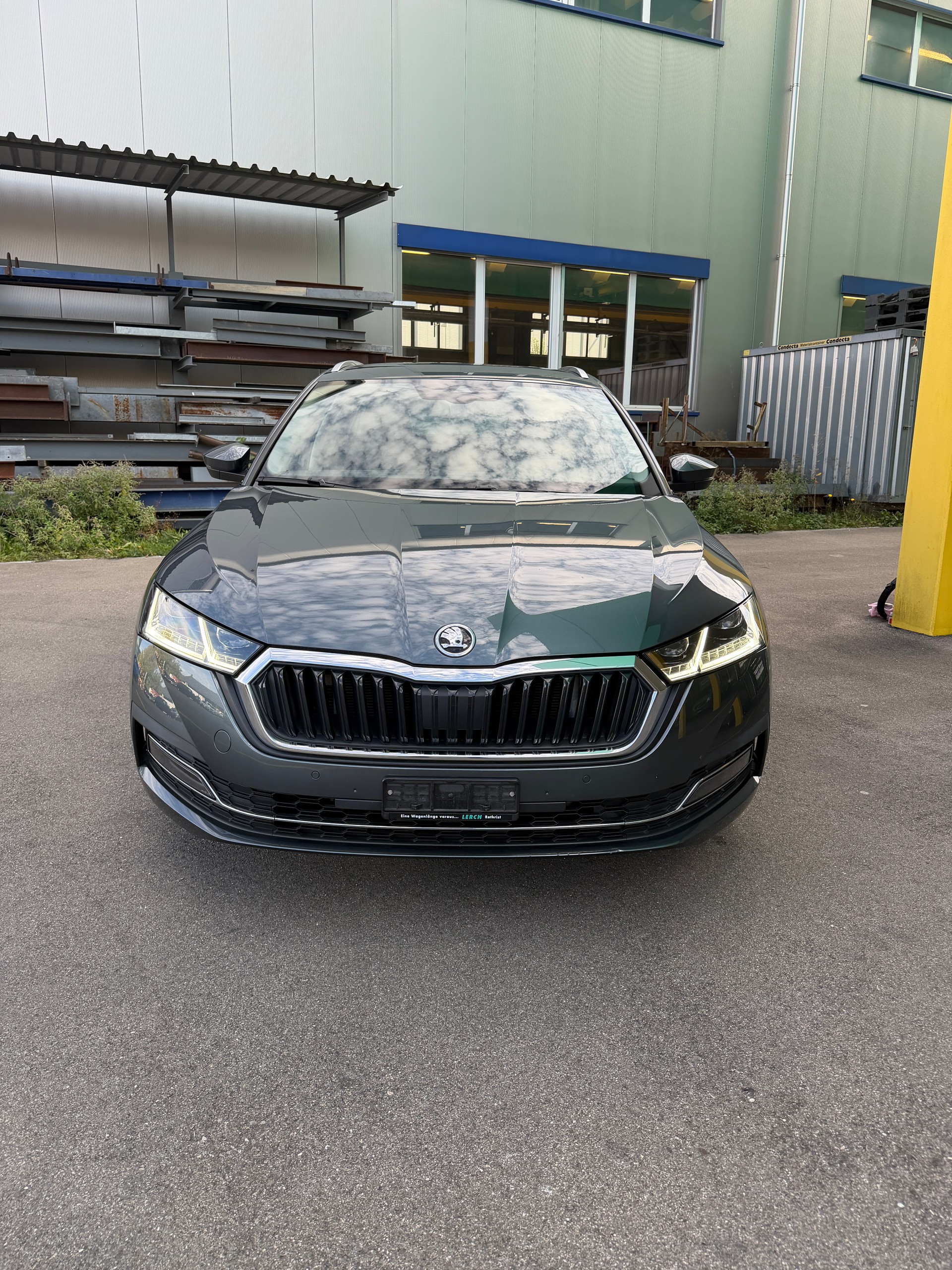SKODA Octavia Combi 2.0 TDI Ambition-image-1