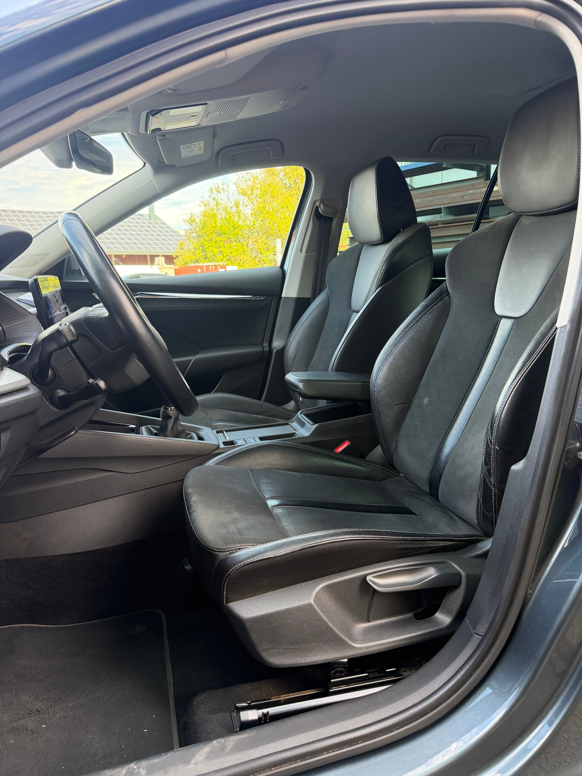 SKODA Octavia Combi 2.0 TDI Ambition-image-8