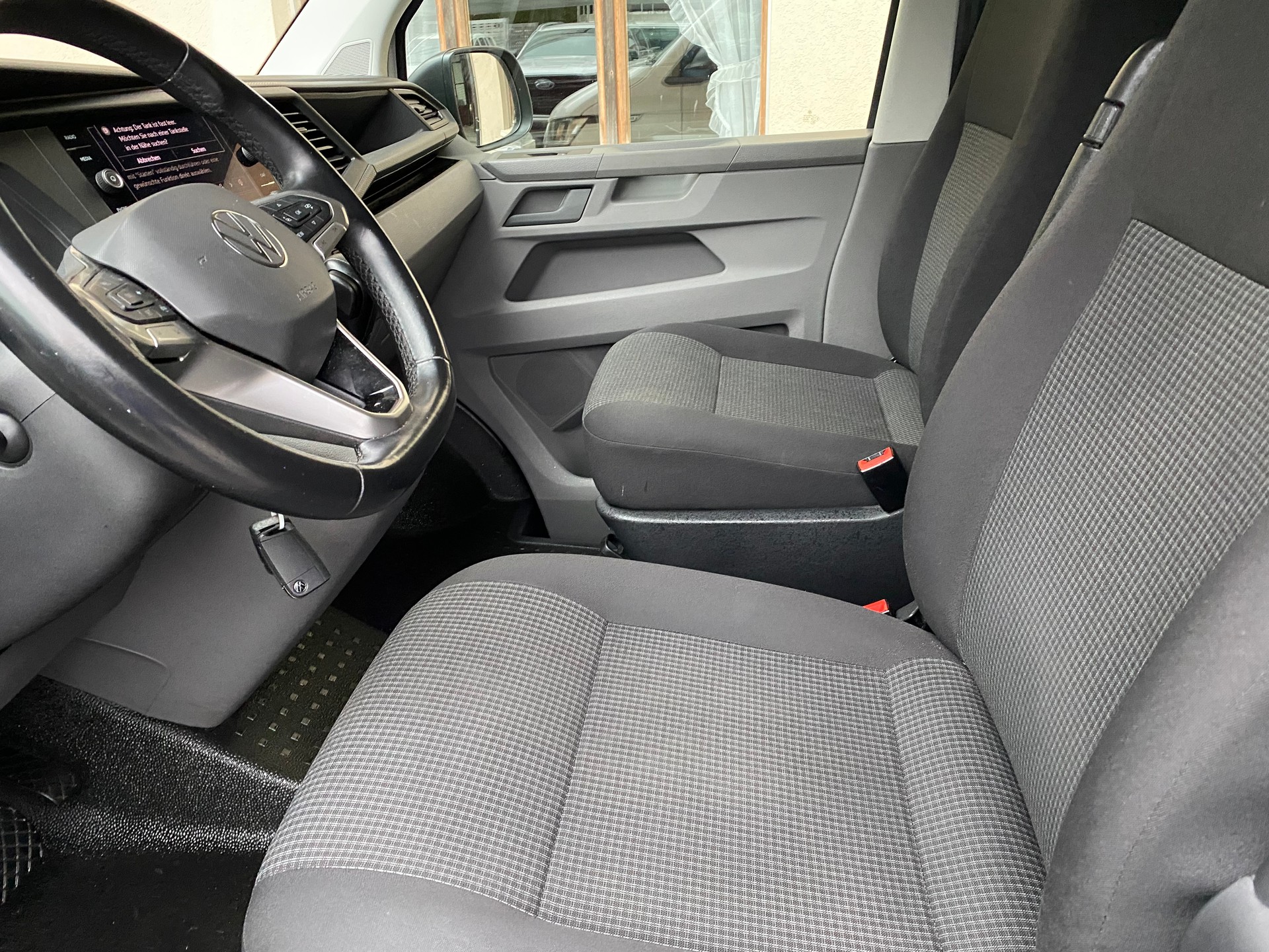 VW T6.1 2.0 TDI 4Motion DSG-image-2