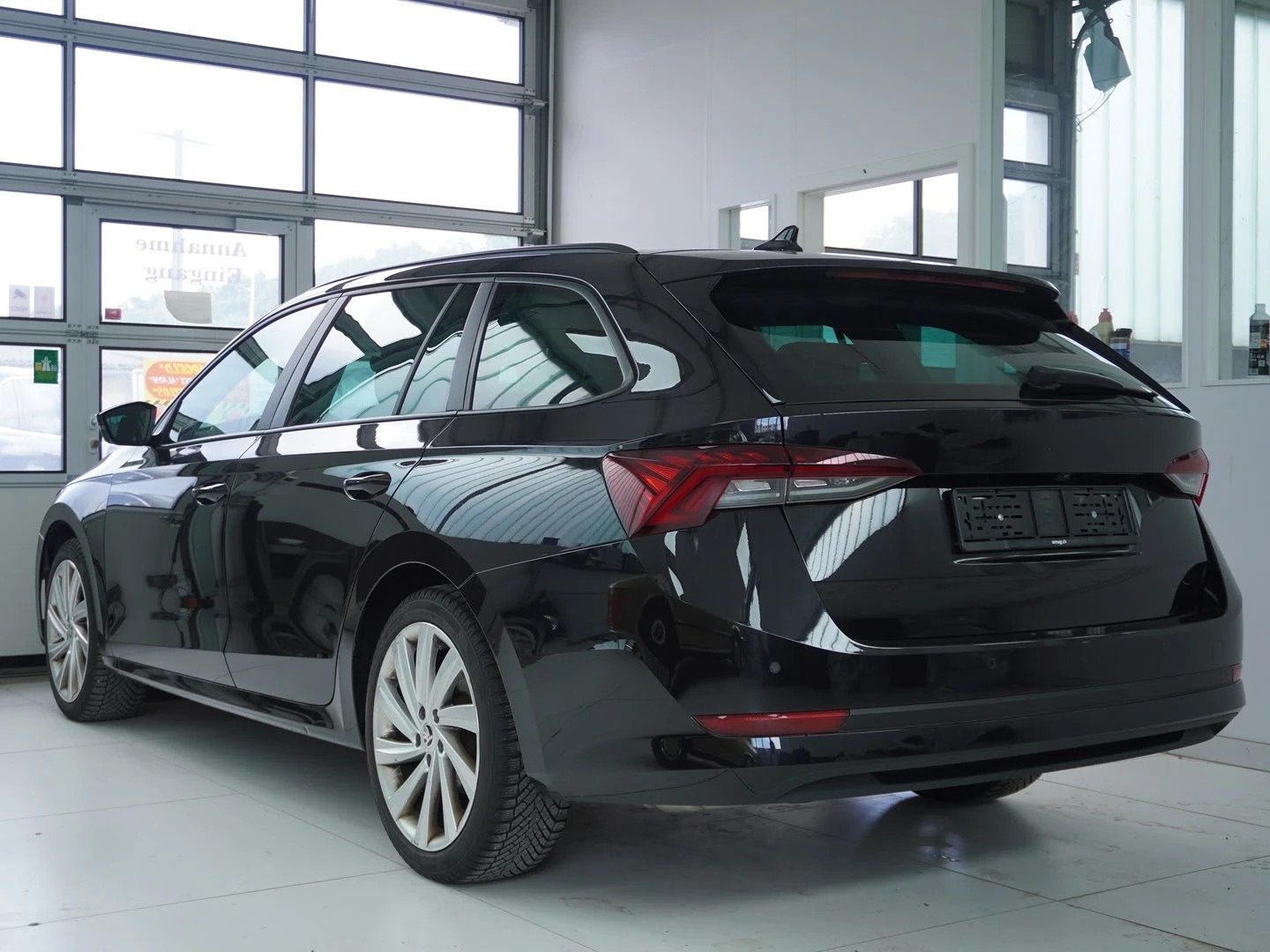 SKODA Octavia Combi 2.0 TDI DSG Style 4x4-image-1