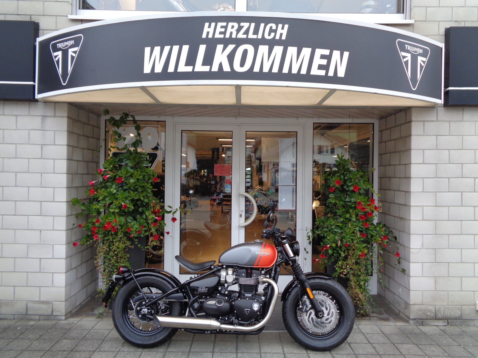 TRIUMPH Bonneville 1200 Bobber-showroom-element-1