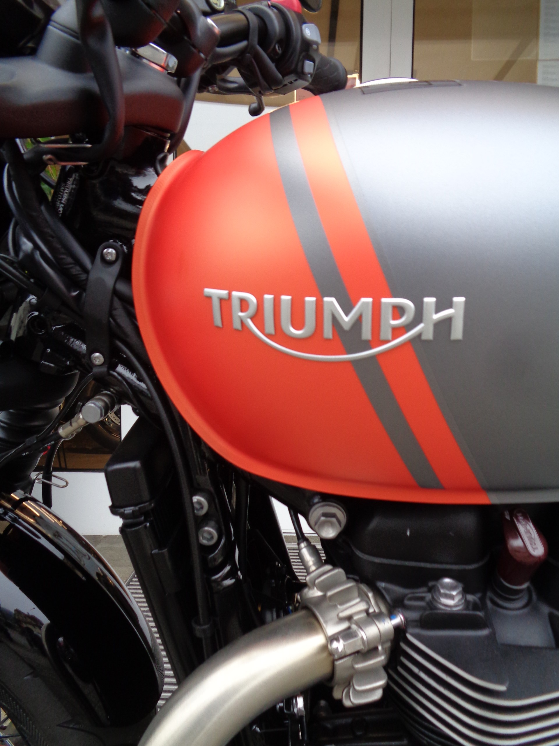 TRIUMPH Bonneville 1200 Bobber-image-8