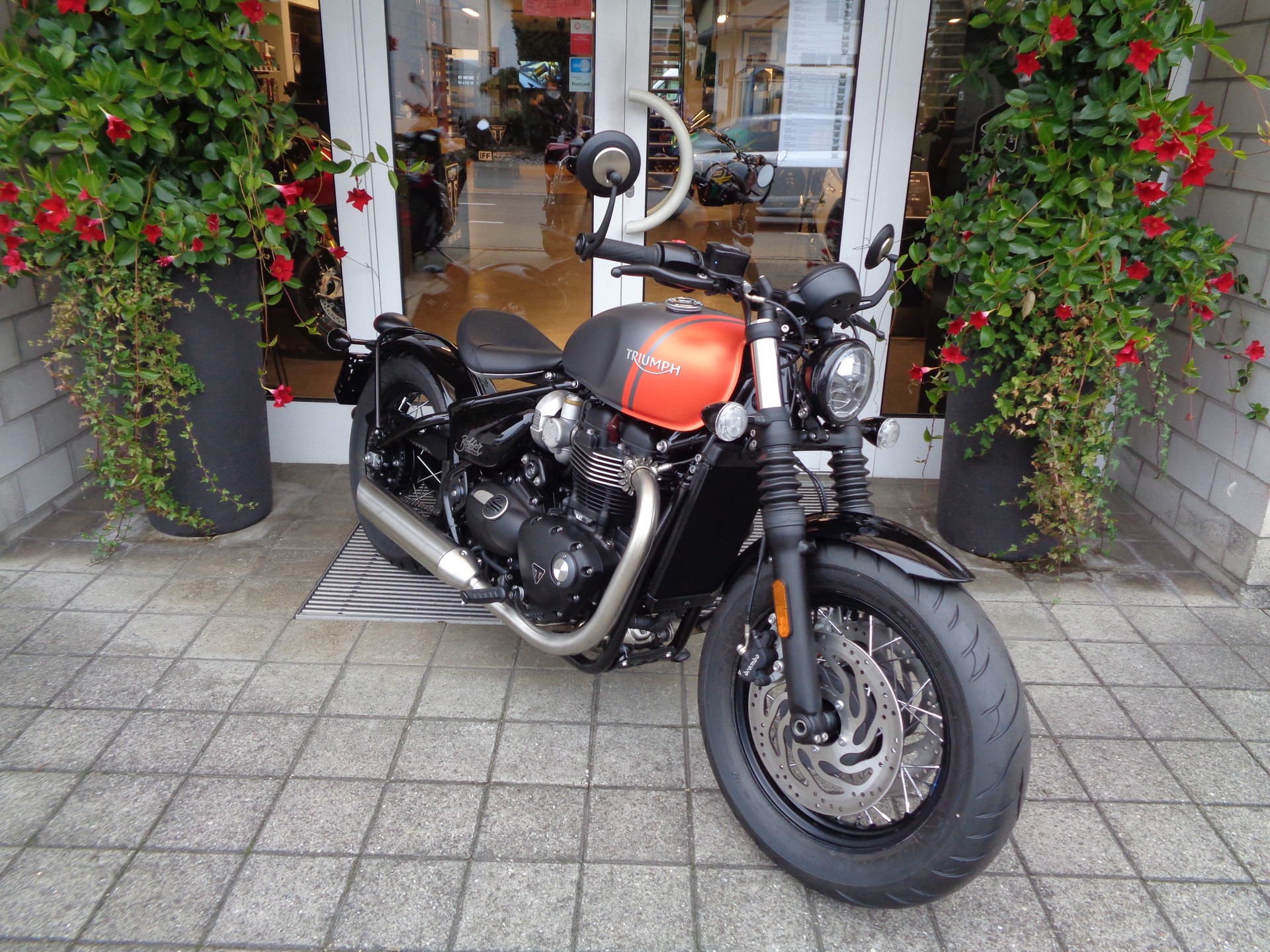 TRIUMPH Bonneville 1200 Bobber-showroom-element-3