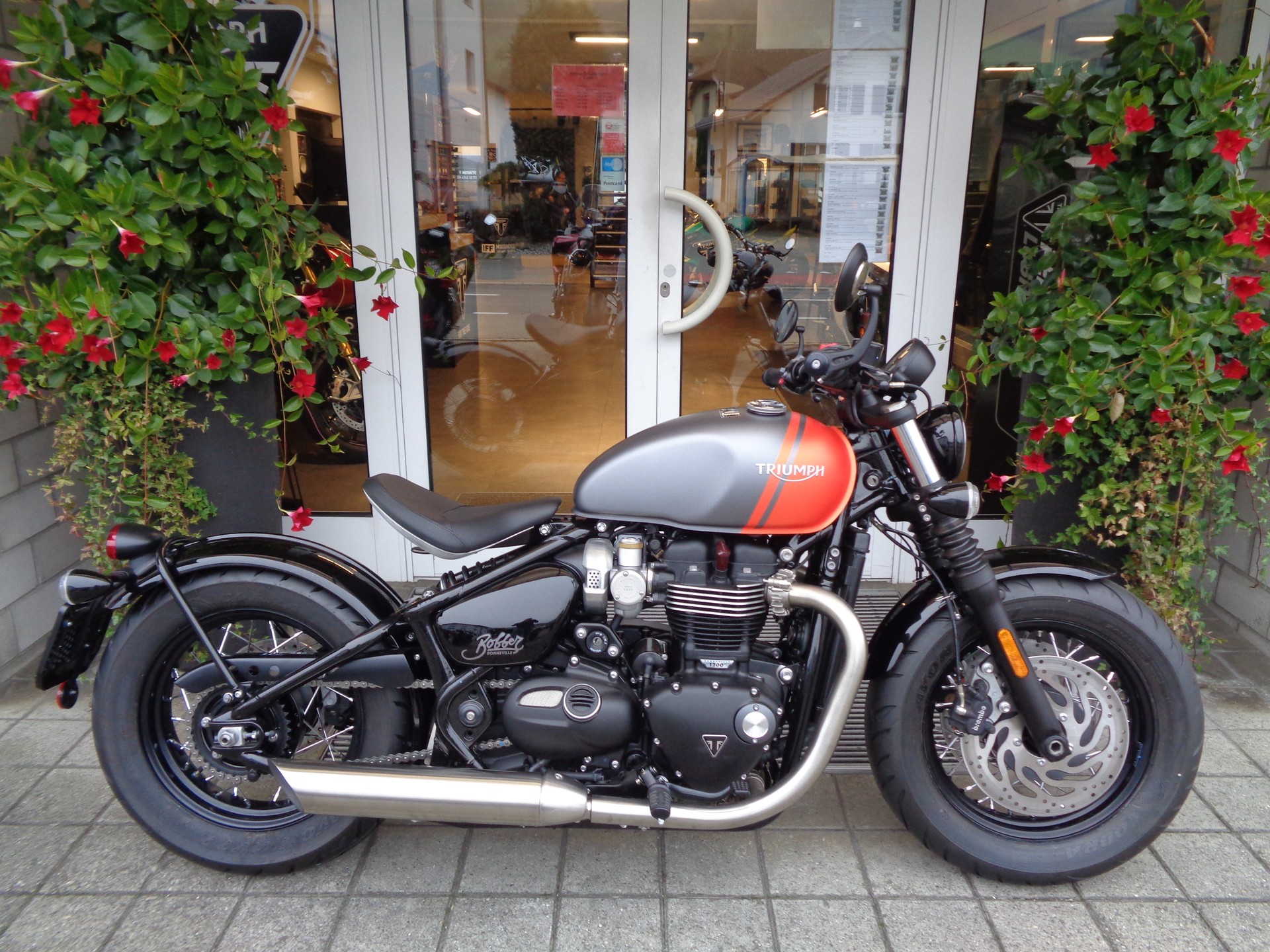 TRIUMPH Bonneville 1200 Bobber-showroom-element-2