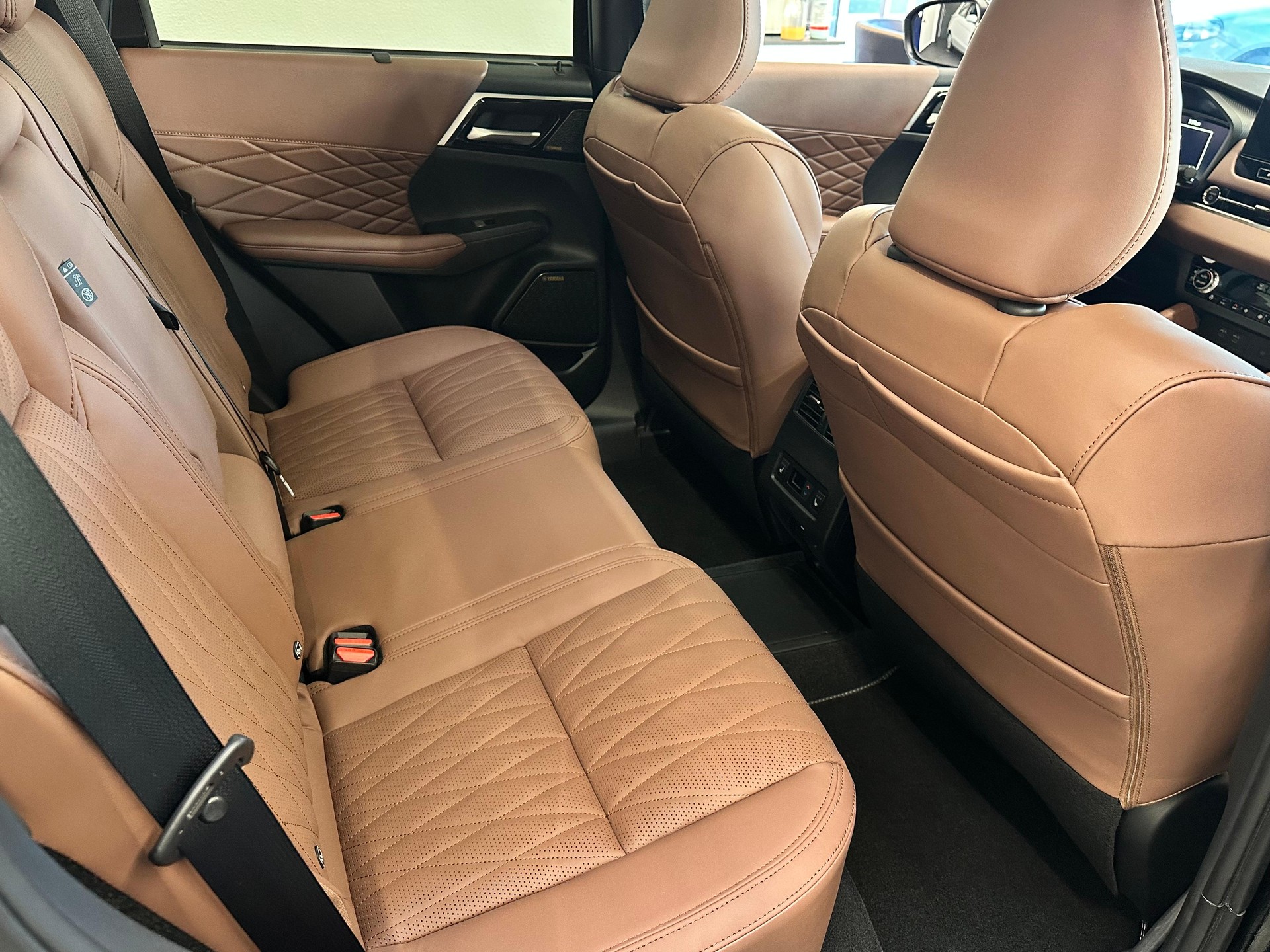MITSUBISHI Outlander 2.4 PHEV Instyle+ 4x4-image-11