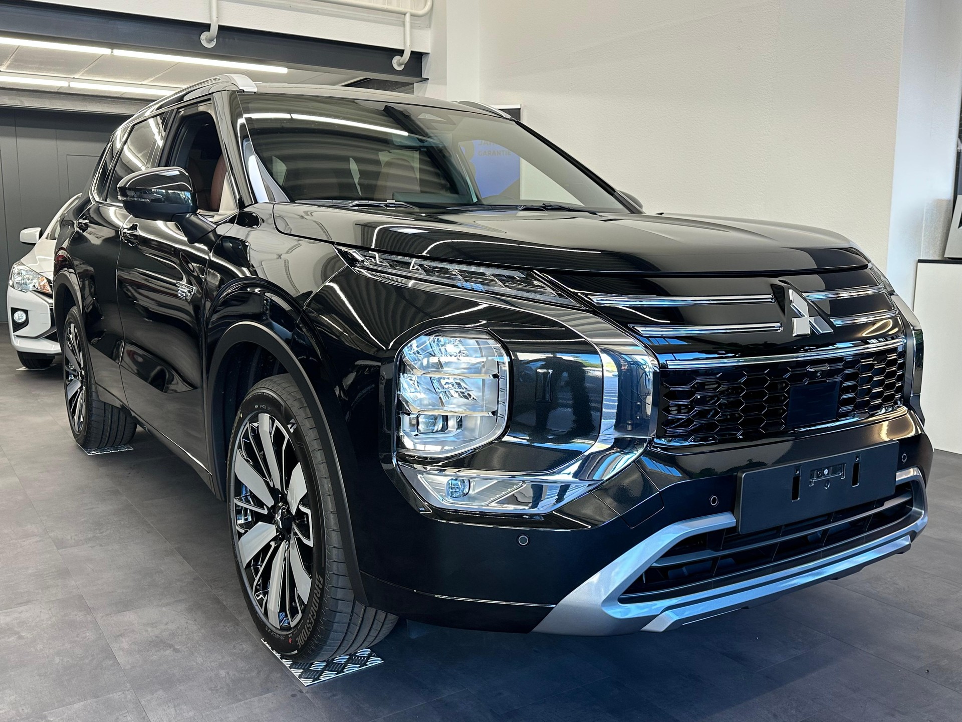 MITSUBISHI Outlander 2.4 PHEV Instyle+ 4x4