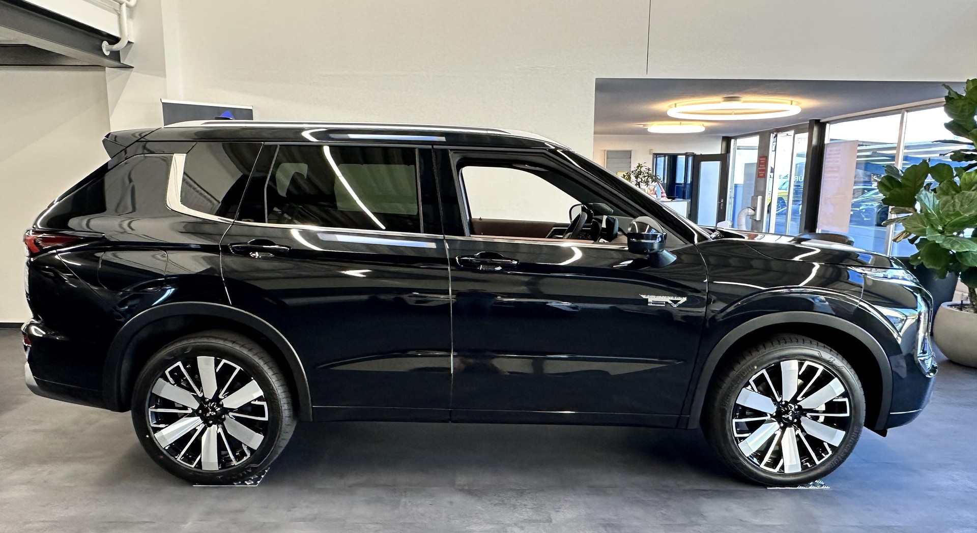 MITSUBISHI Outlander 2.4 PHEV Instyle+ 4x4-image-6