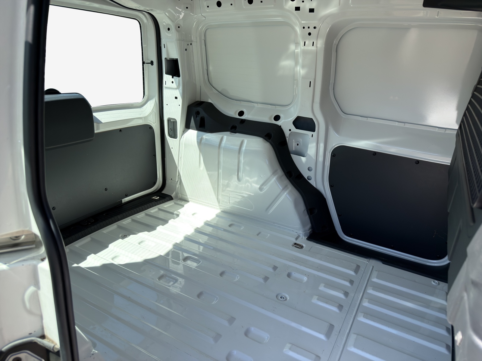 VW Caddy Cargo 2.0TDI-image-11