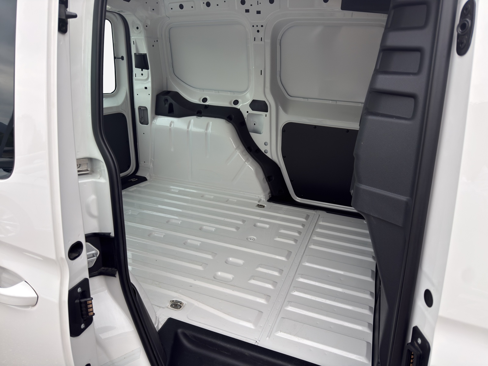VW Caddy Cargo 2.0TDI-image-11