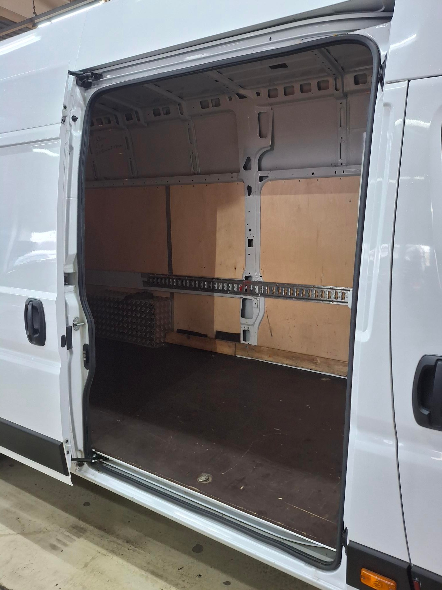 CITROEN Jumper 35 2.2 BlueHDi 165 Club L4H3-image-15