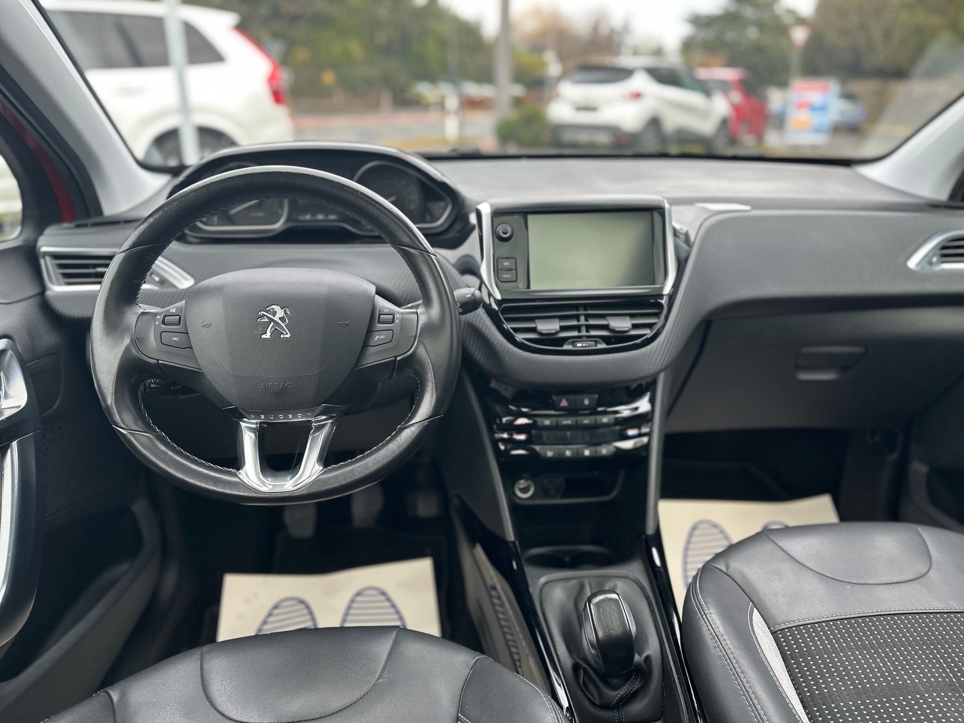 PEUGEOT 2008 1.2 PureTech Allure-image-6