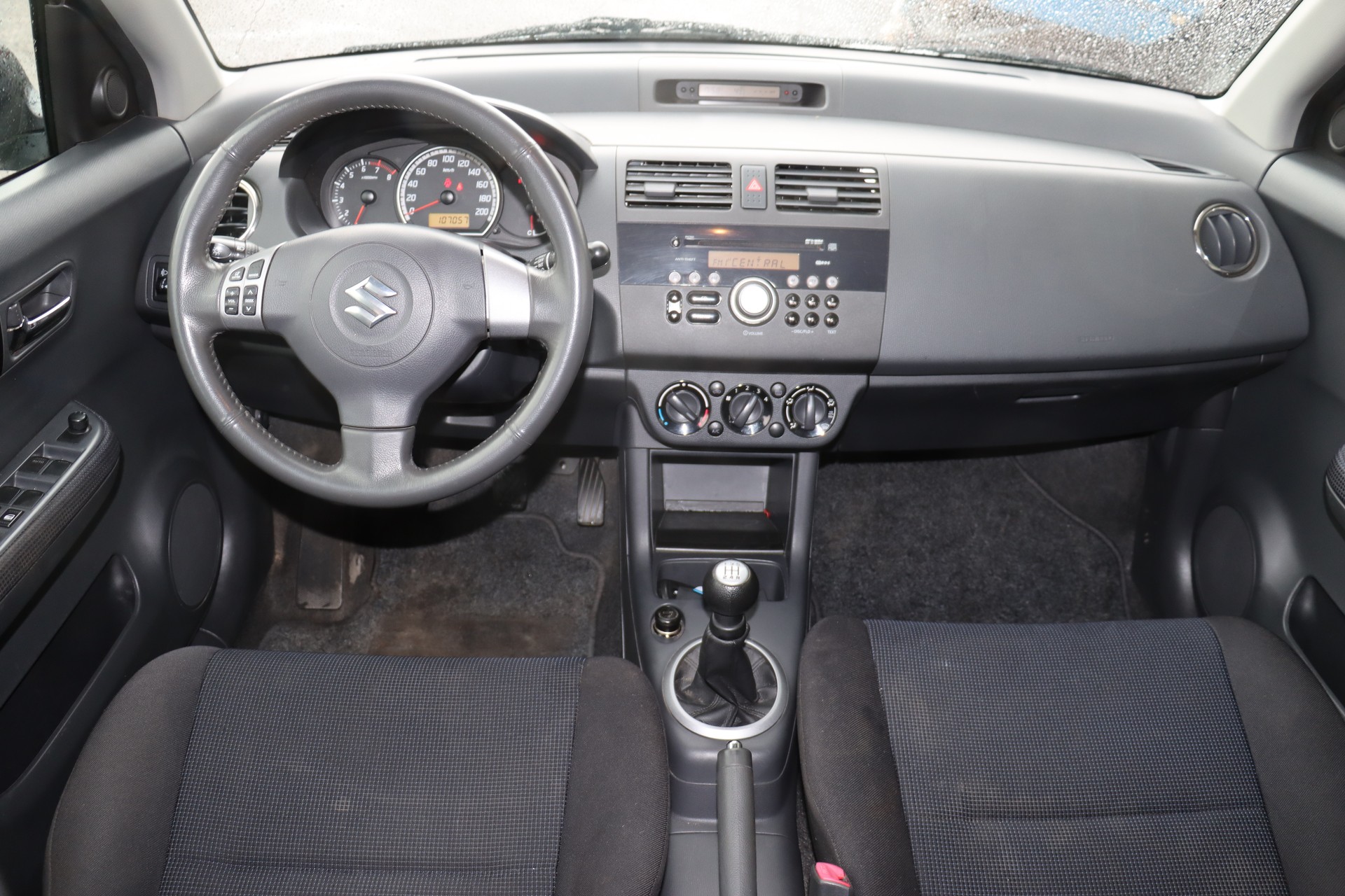 SUZUKI Swift 1.3i 16V GL Top 4x4-image-7