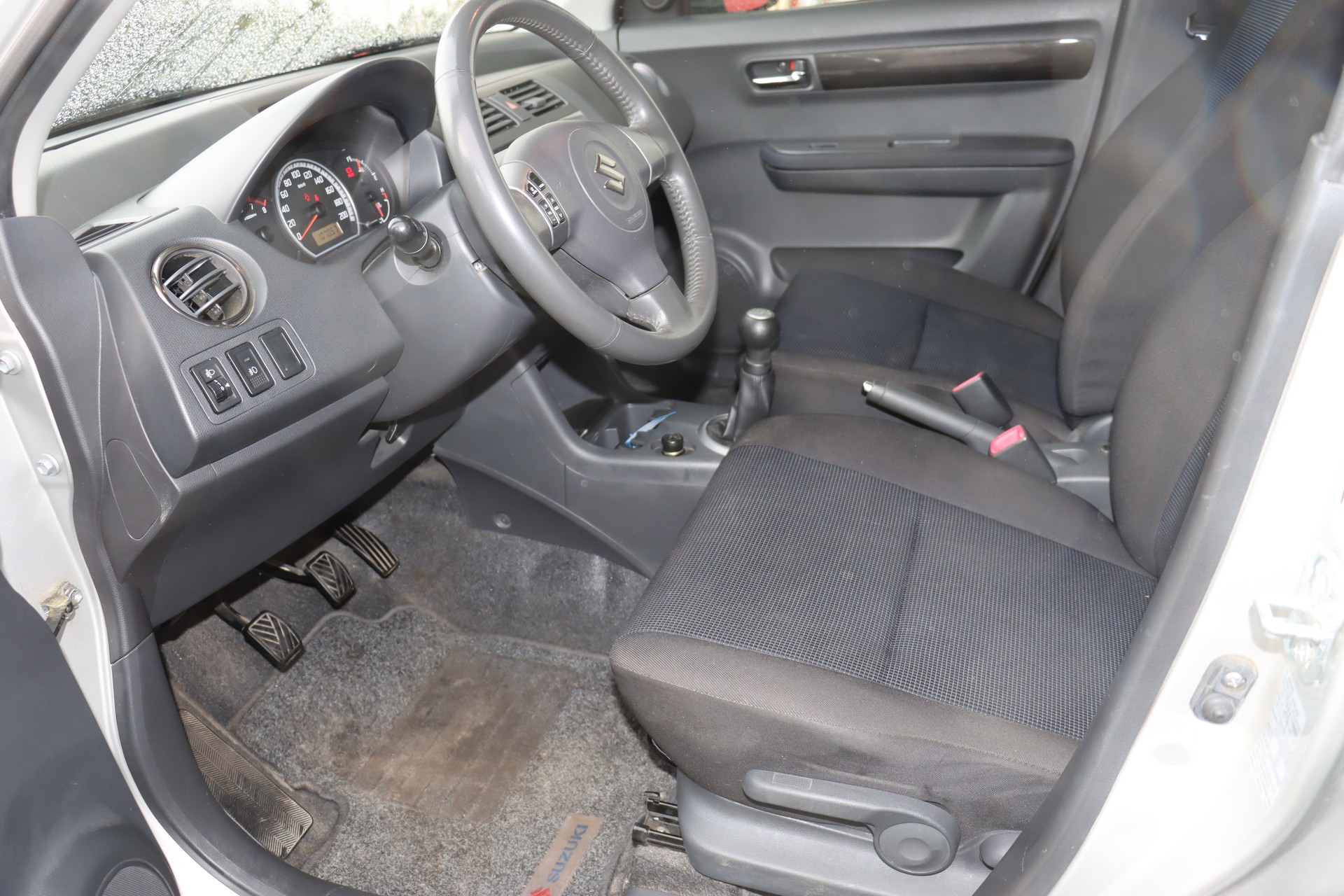 SUZUKI Swift 1.3i 16V GL Top 4x4-image-8
