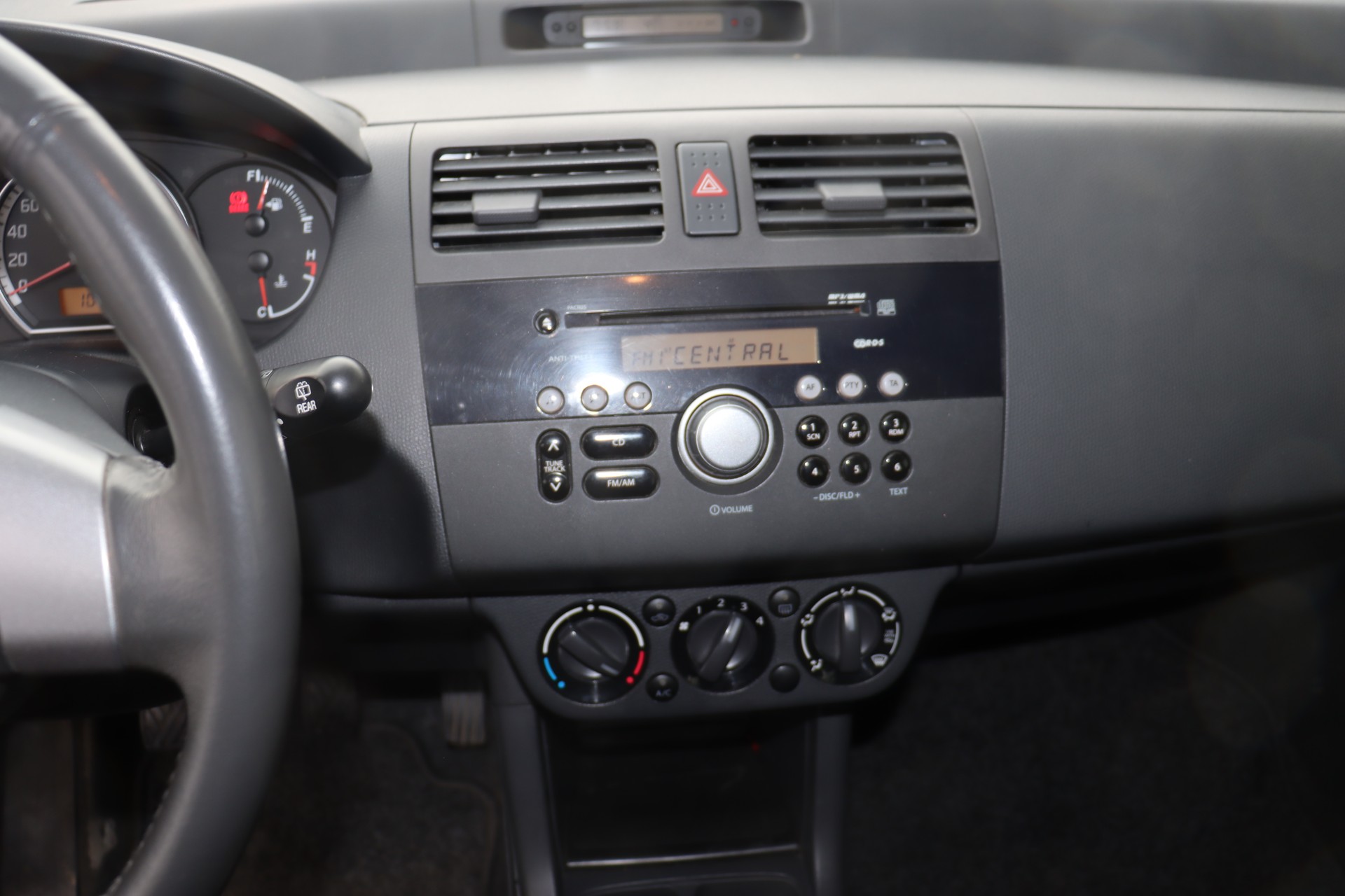 SUZUKI Swift 1.3i 16V GL Top 4x4-image-10