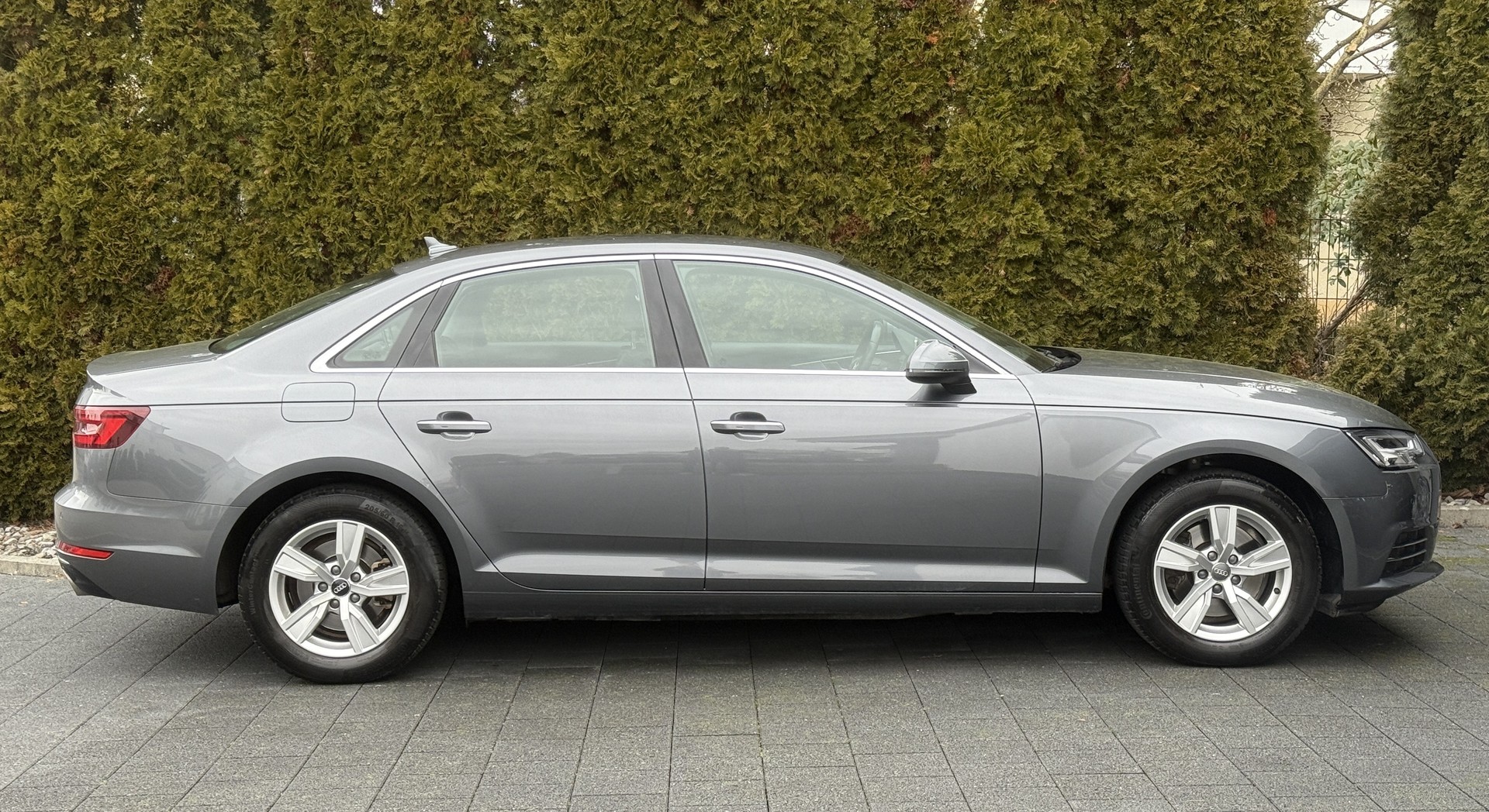 AUDI A4 Limousine 2.0 TFSI Sport S-tronic / CH-Fahrzeug / Gratis Service / 8-fach ALU bereift-image-5