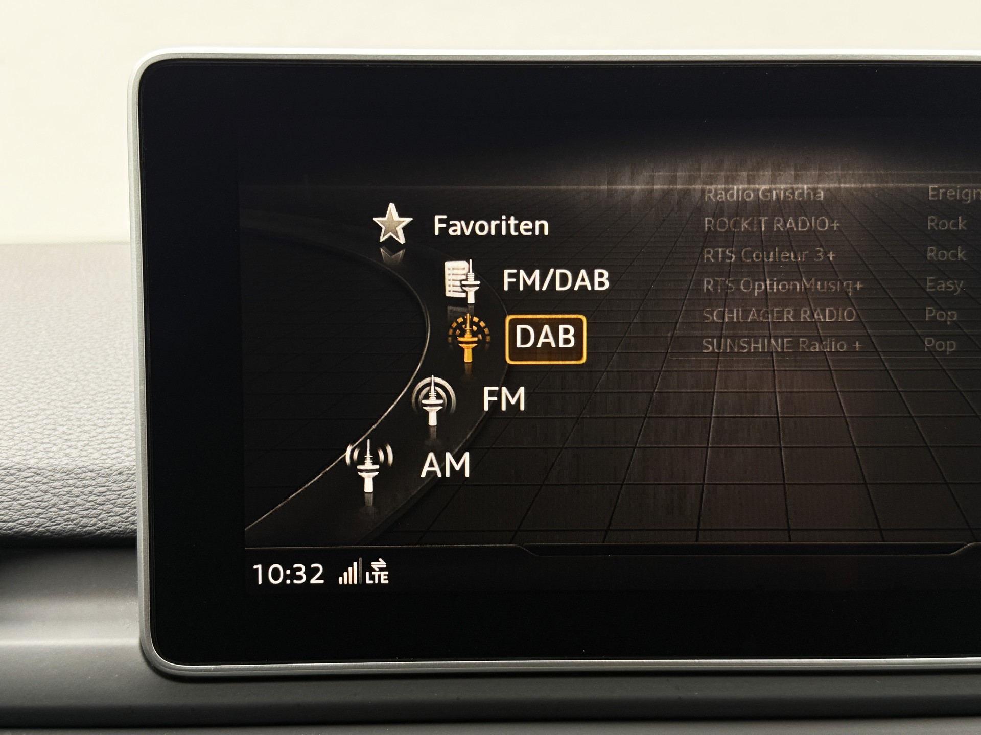 AUDI A4 Limousine 2.0 TFSI Sport S-tronic / CH-Fahrzeug / Gratis Service / 8-fach ALU bereift-image-18