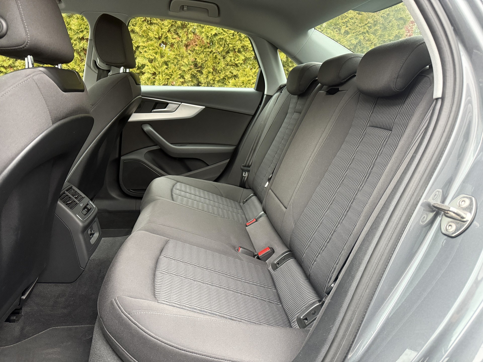 AUDI A4 Limousine 2.0 TFSI Sport S-tronic / CH-Fahrzeug / Gratis Service / 8-fach ALU bereift-image-29