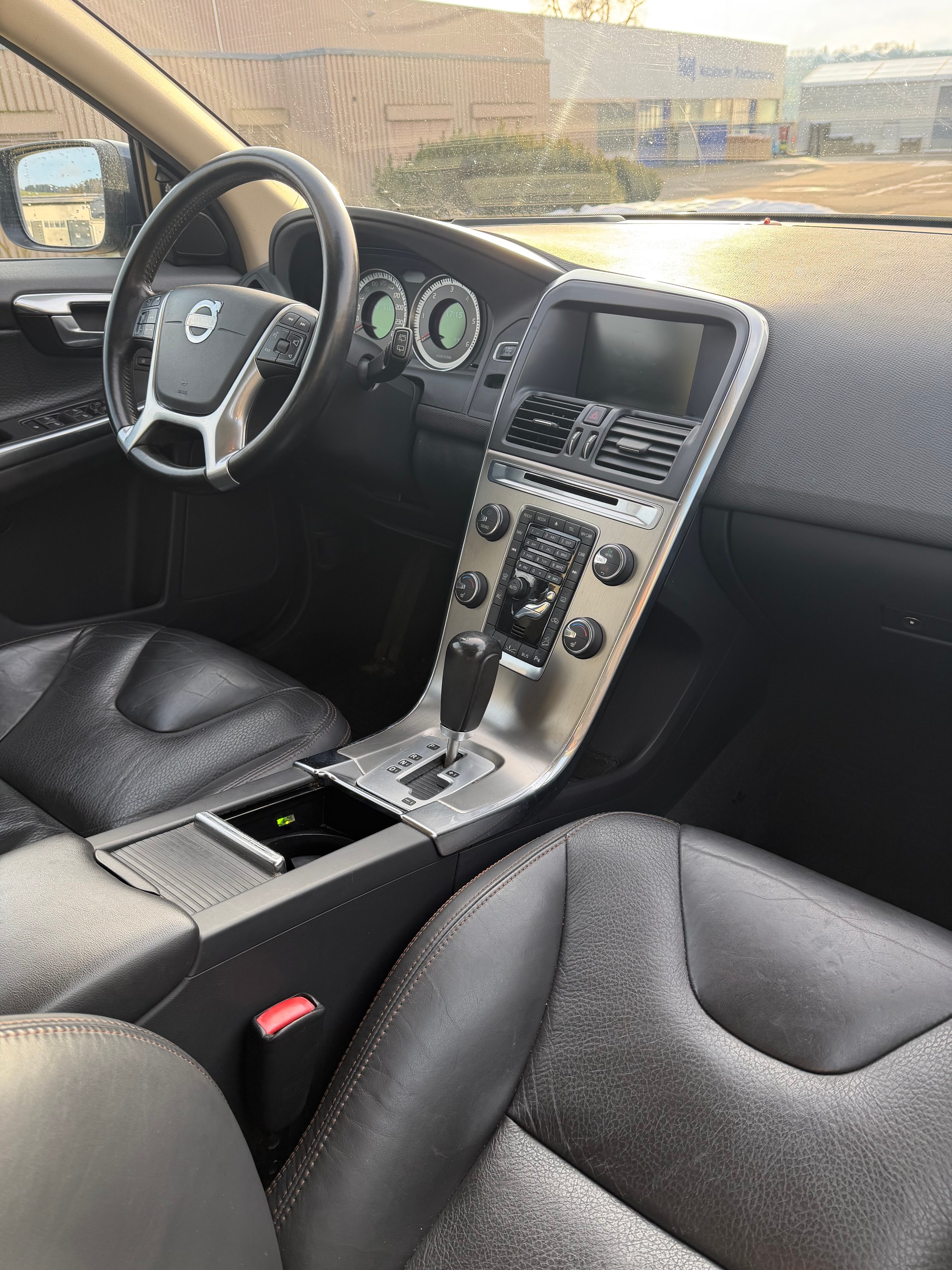 VOLVO XC60 D5 AWD Kinetic Geartronic-image-12