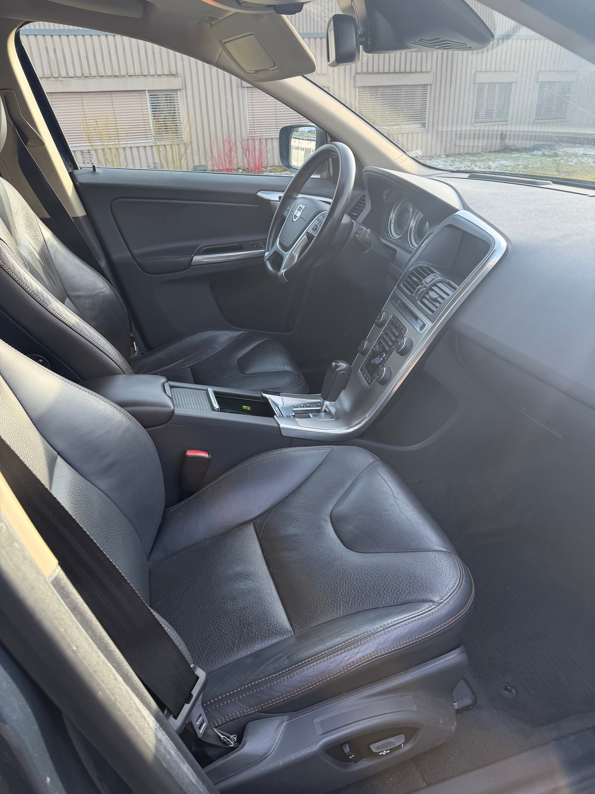 VOLVO XC60 D5 AWD Kinetic Geartronic-image-9