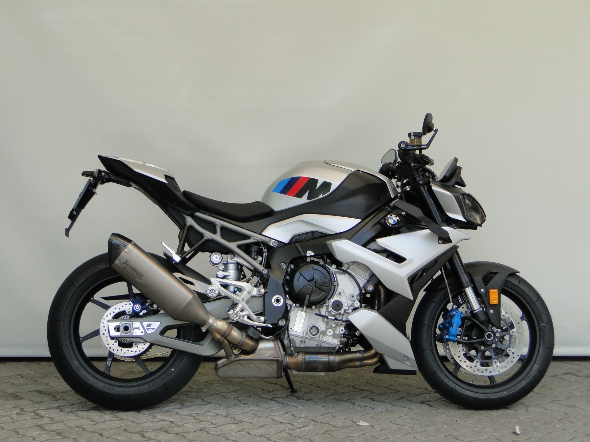 BMW M 1000 R-showroom-element-1