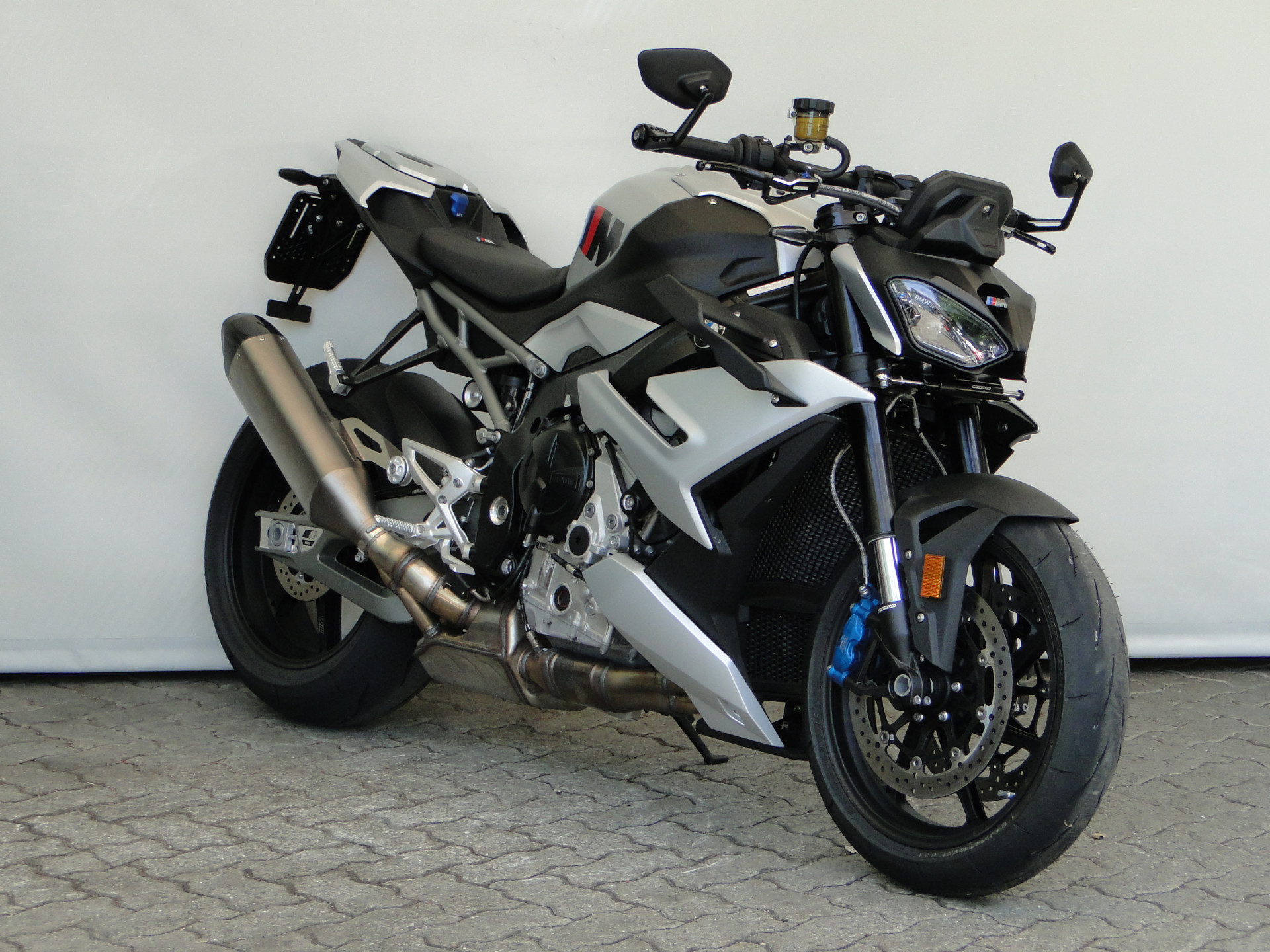 BMW M 1000 R-showroom-element-2