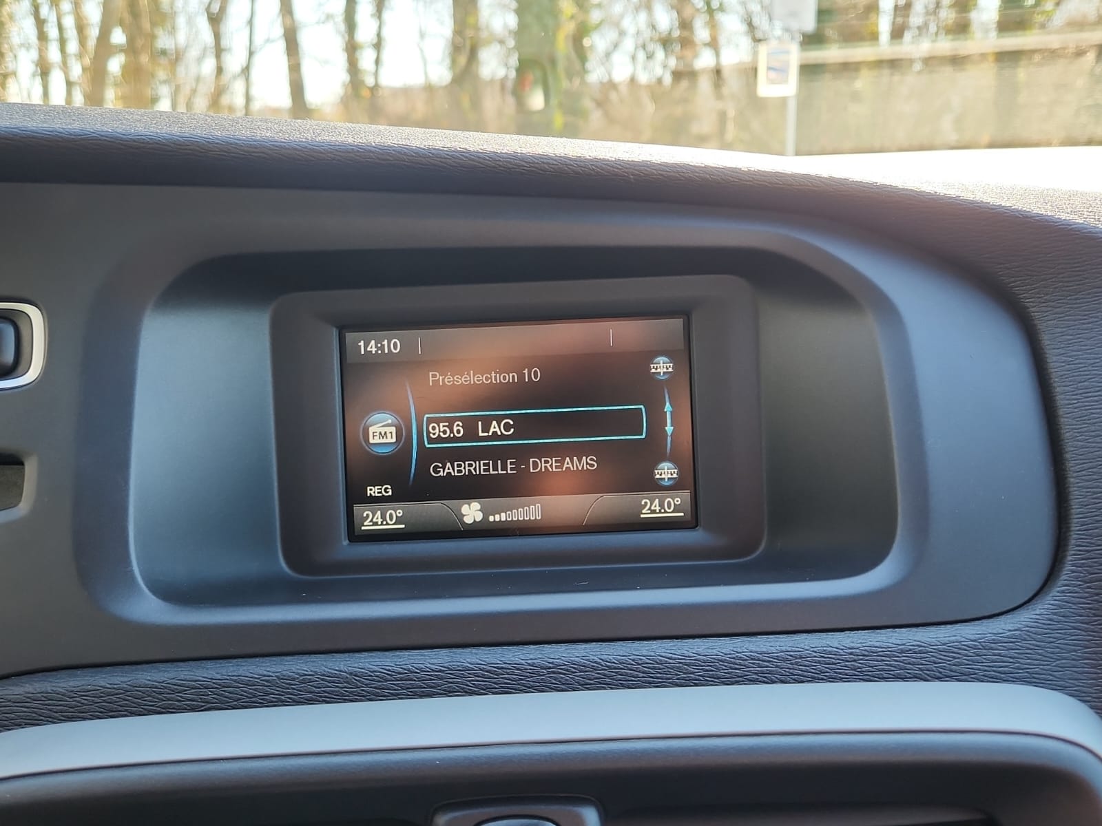 VOLVO V40 D3 Inscription-image-13